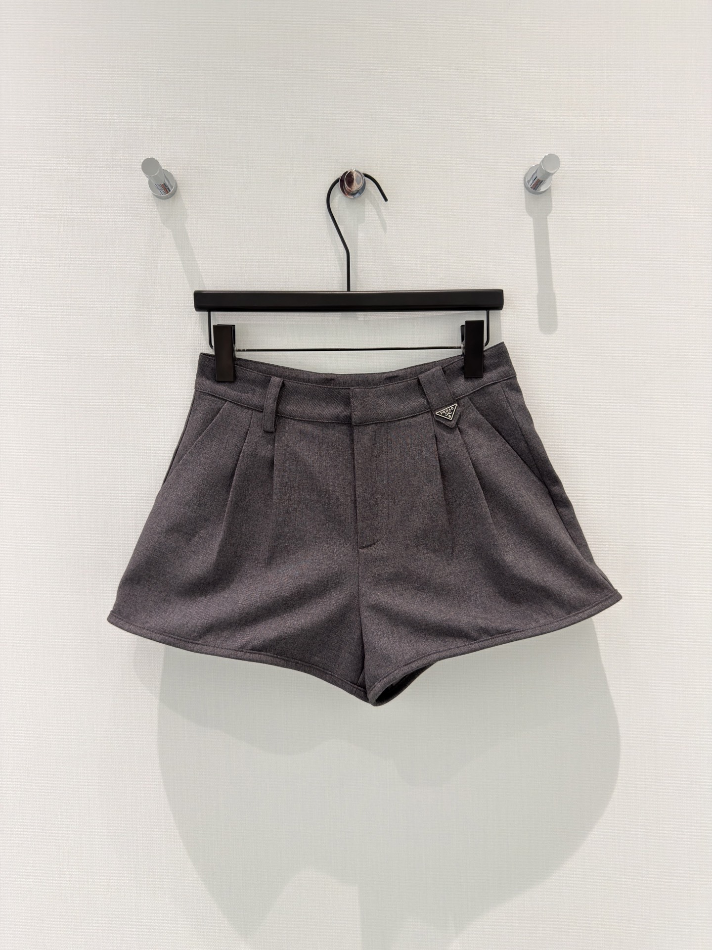 🛒𝐍𝐄𝐖 · 𝟐𝟎𝟐6/爆款现货原创 设计师｜26新款醋酸天丝羊毛短裤色系搭配非常好看，瘦身设计，版型上