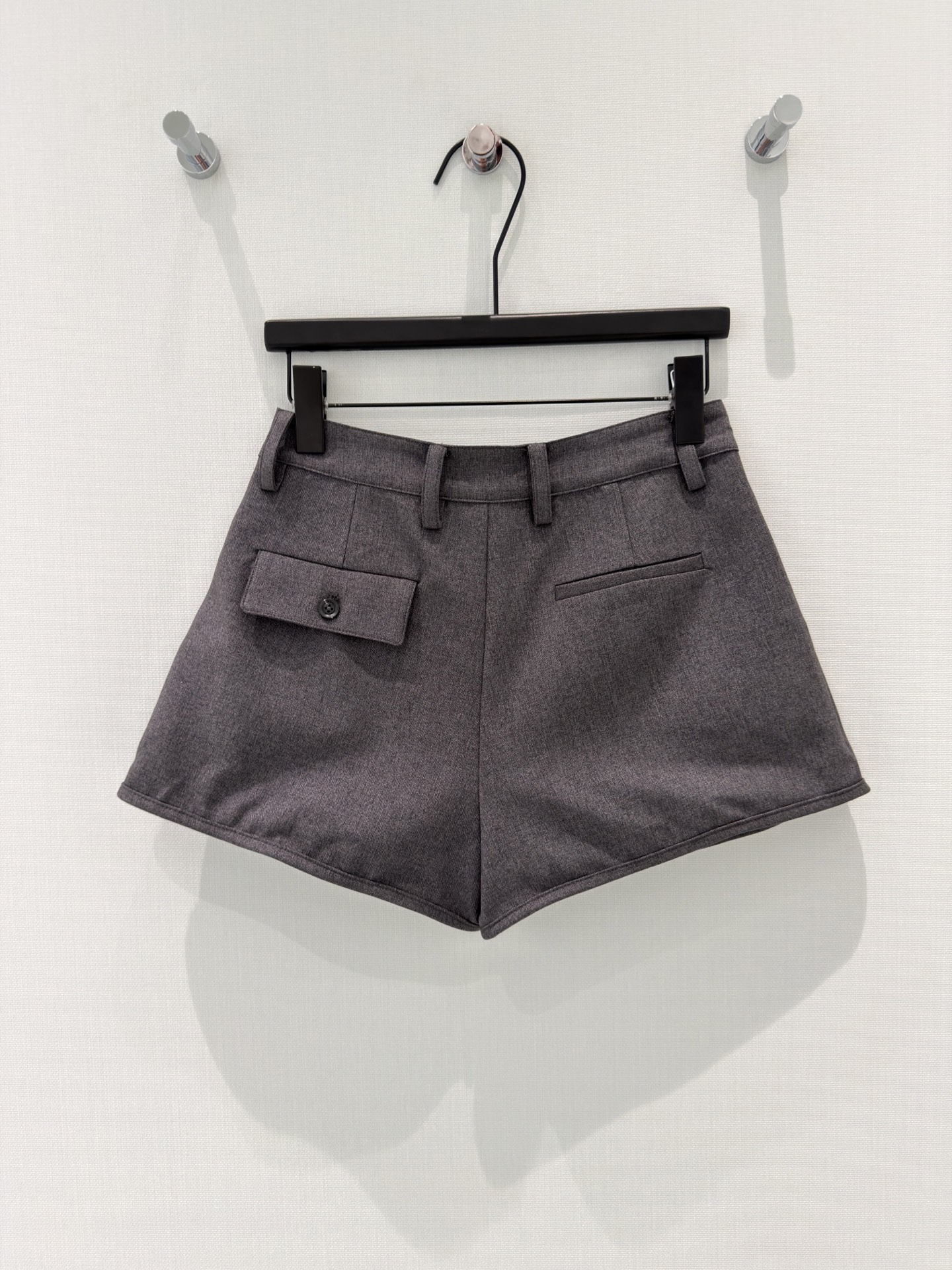 🛒𝐍𝐄𝐖 · 𝟐𝟎𝟐6/爆款现货原创 设计师｜26新款醋酸天丝羊毛短裤色系搭配非常好看，瘦身设计，版型上