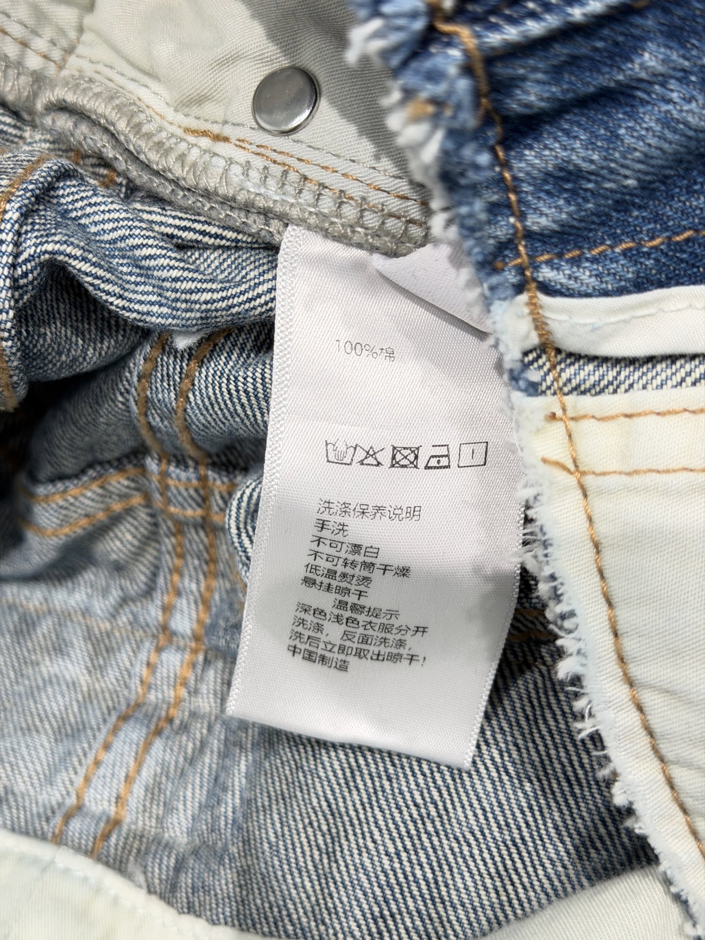 🛒𝐍𝐄𝐖 · 𝟐𝟎𝟐6/爆款现货原创 设计师｜毛边撞色直筒牛仔裤采用高端定制面料，牛仔穿起来非常舒适，常