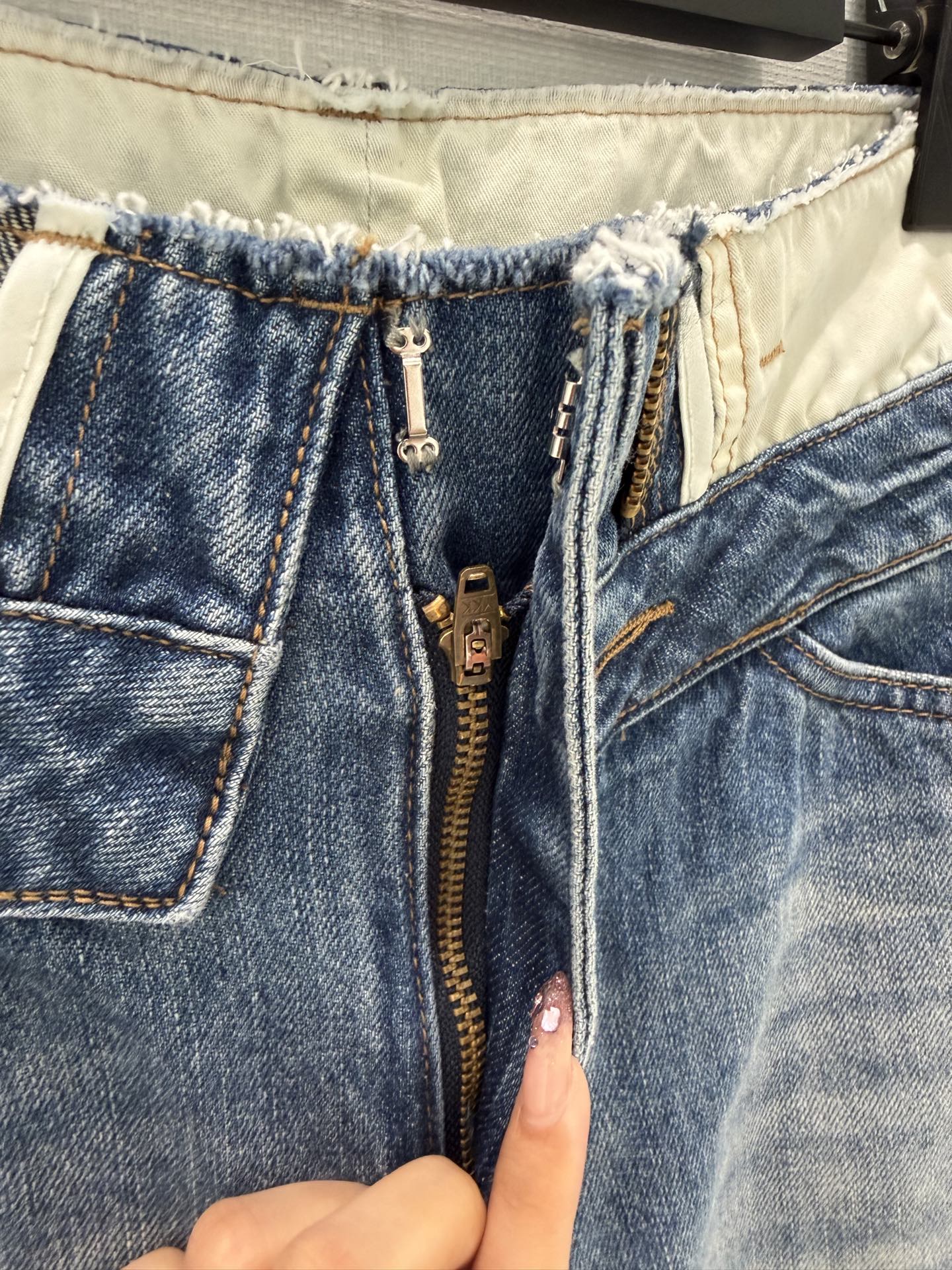 🛒𝐍𝐄𝐖 · 𝟐𝟎𝟐6/爆款现货原创 设计师｜毛边撞色直筒牛仔裤采用高端定制面料，牛仔穿起来非常舒适，常