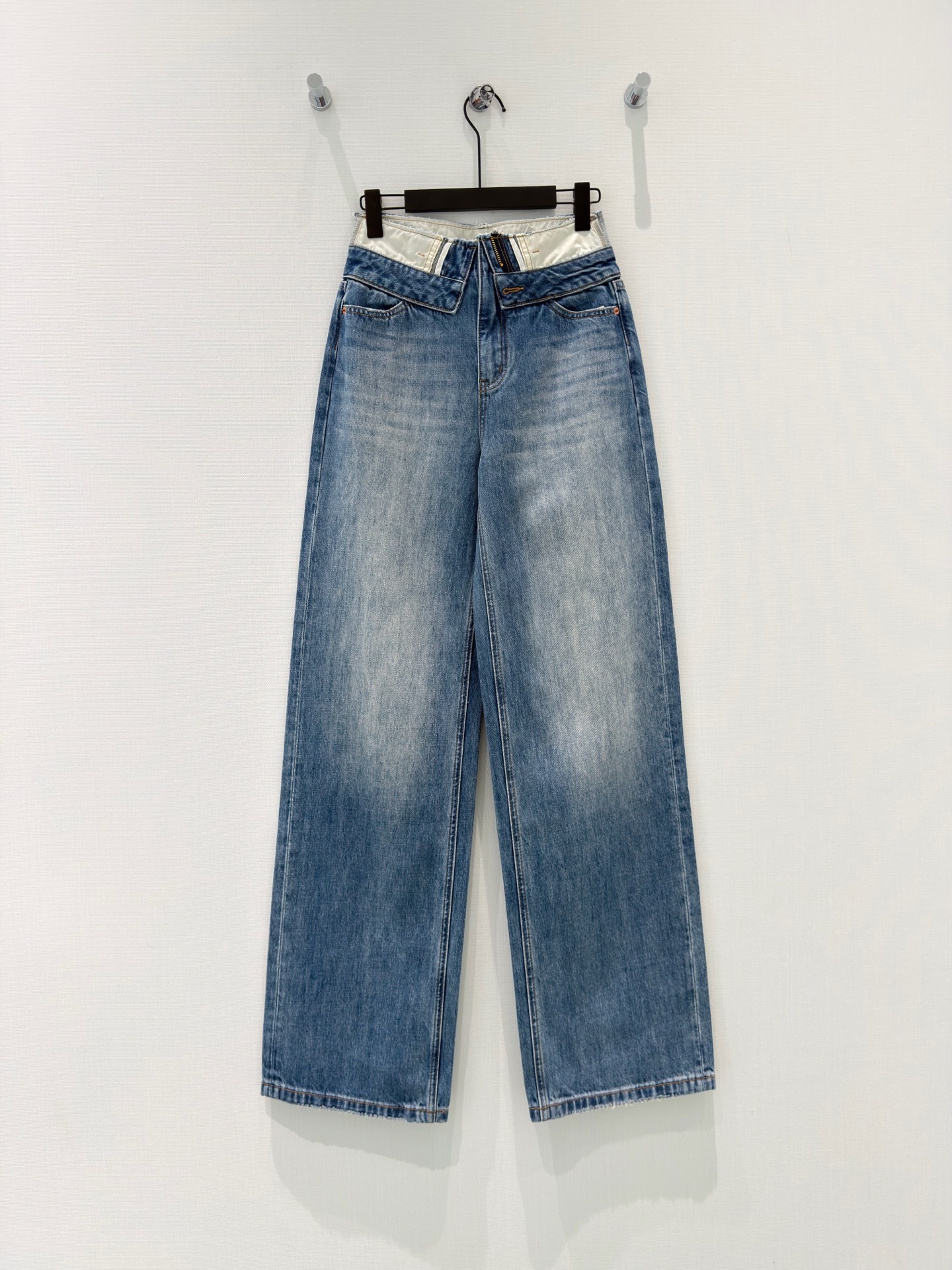 🛒𝐍𝐄𝐖 · 𝟐𝟎𝟐6/爆款现货原创 设计师｜毛边撞色直筒牛仔裤采用高端定制面料，牛仔穿起来非常舒适，常