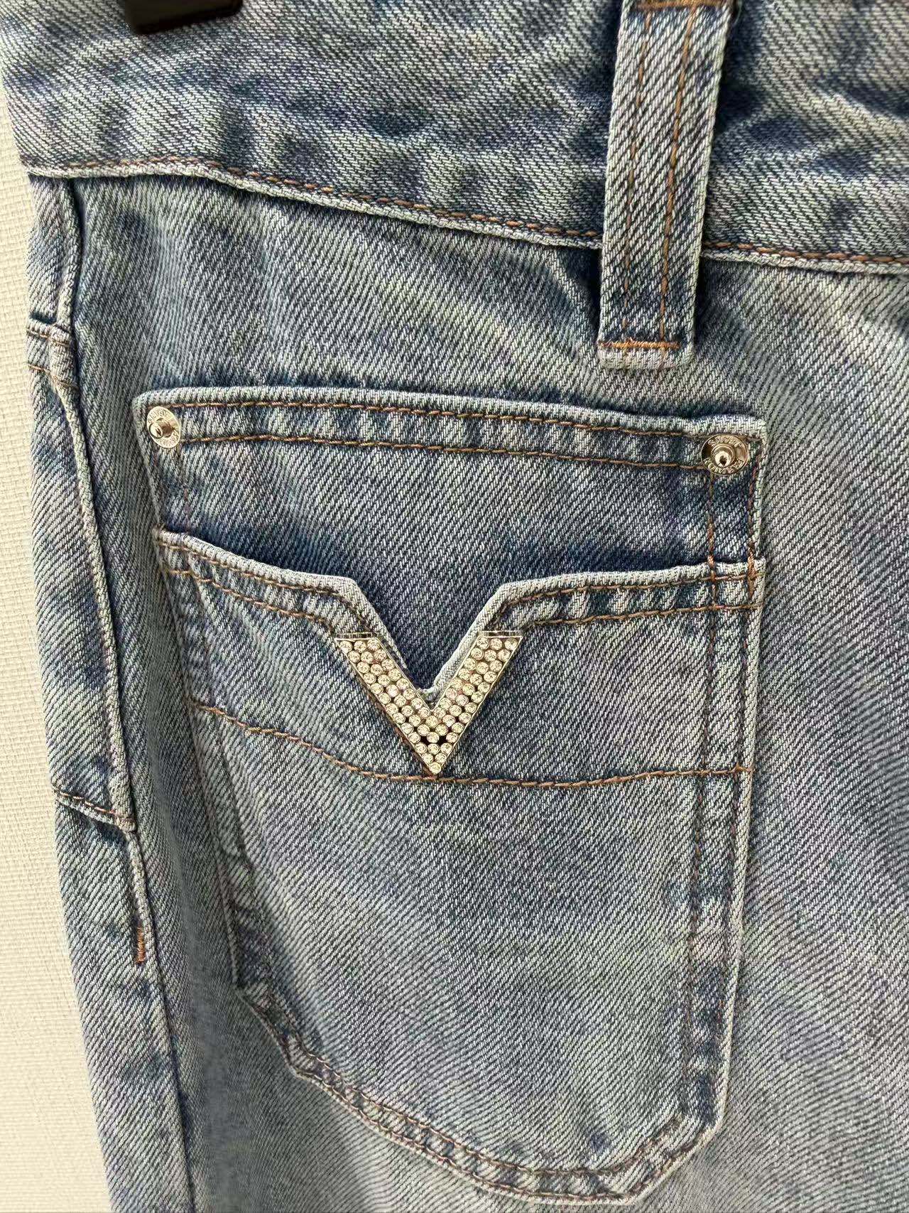 🛒𝐍𝐄𝐖 · 𝟐𝟎𝟐6/爆款现货原创 设计师｜V钻双口袋直筒牛仔裤采用高端定制面料，牛仔穿起来非常舒适，