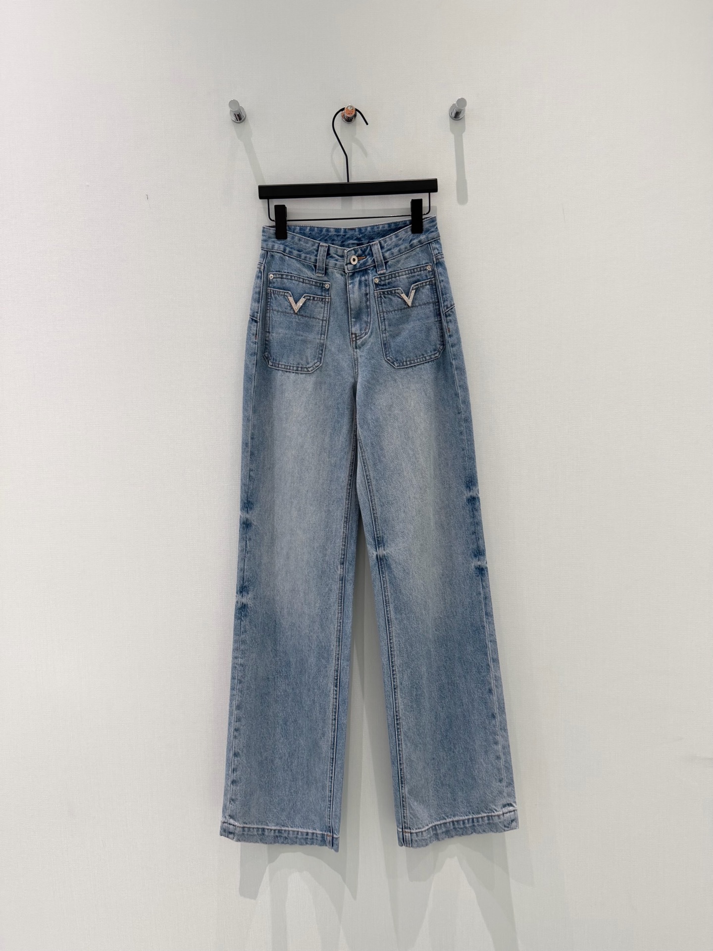 🛒𝐍𝐄𝐖 · 𝟐𝟎𝟐6/爆款现货原创 设计师｜V钻双口袋直筒牛仔裤采用高端定制面料，牛仔穿起来非常舒适，