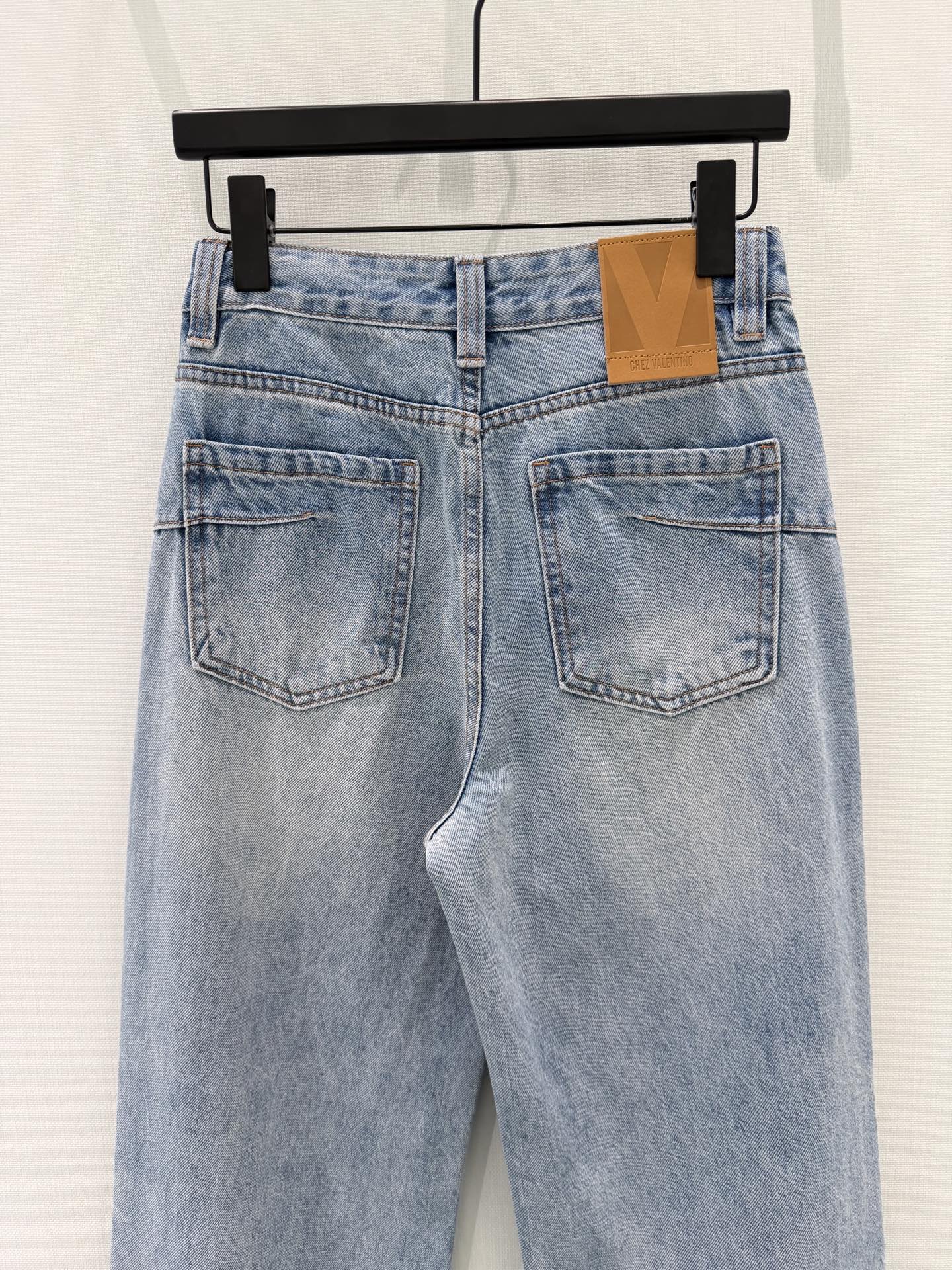 🛒𝐍𝐄𝐖 · 𝟐𝟎𝟐6/爆款现货原创 设计师｜V钻双口袋直筒牛仔裤采用高端定制面料，牛仔穿起来非常舒适，