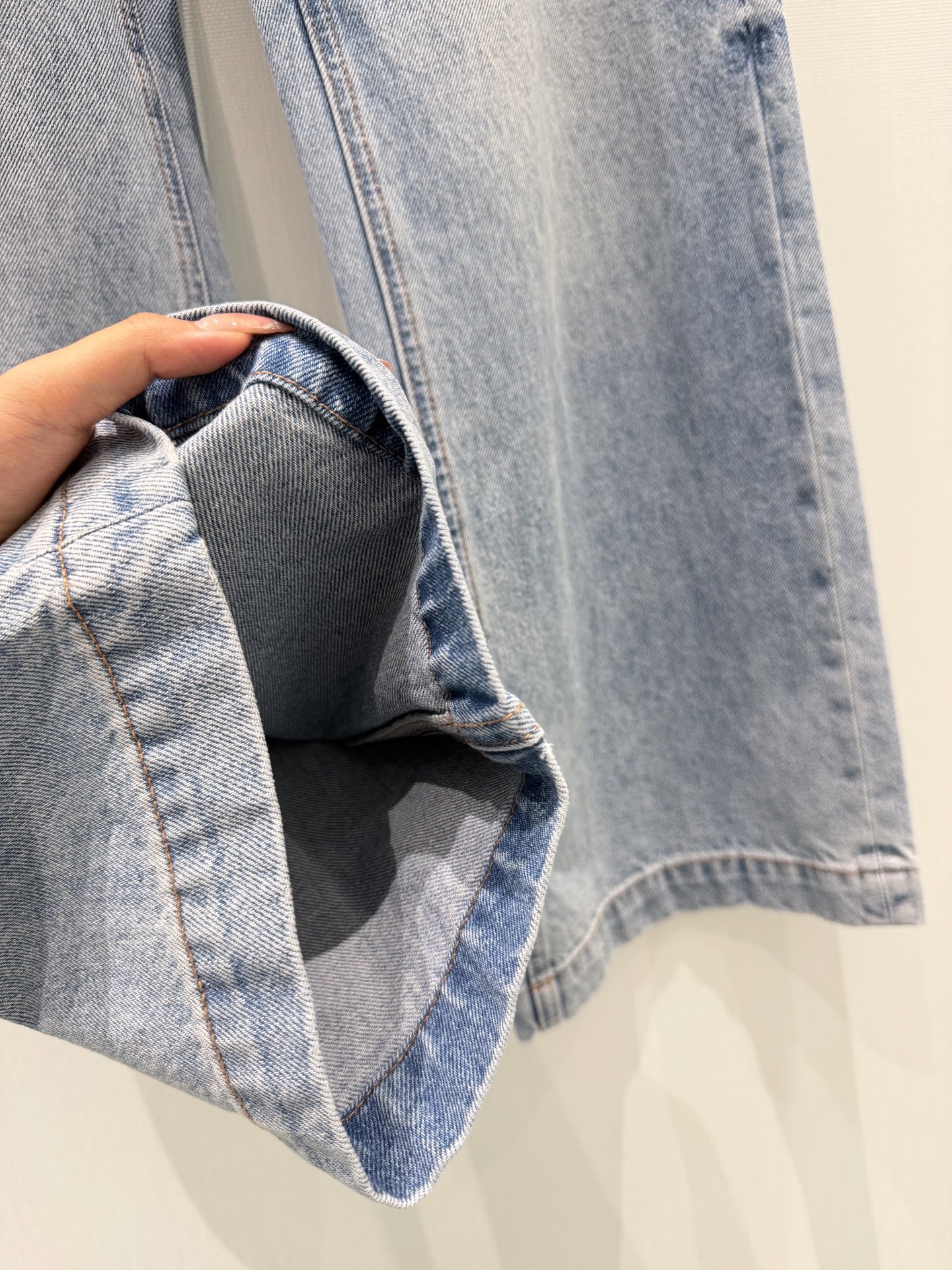 🛒𝐍𝐄𝐖 · 𝟐𝟎𝟐6/爆款现货原创 设计师｜V钻双口袋直筒牛仔裤采用高端定制面料，牛仔穿起来非常舒适，