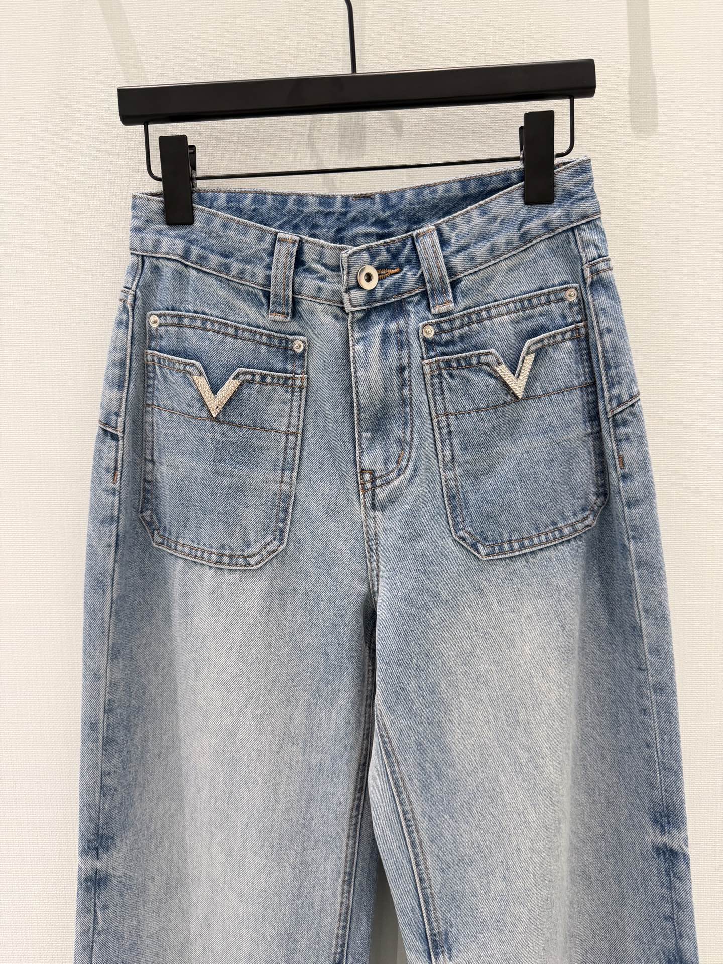 🛒𝐍𝐄𝐖 · 𝟐𝟎𝟐6/爆款现货原创 设计师｜V钻双口袋直筒牛仔裤采用高端定制面料，牛仔穿起来非常舒适，