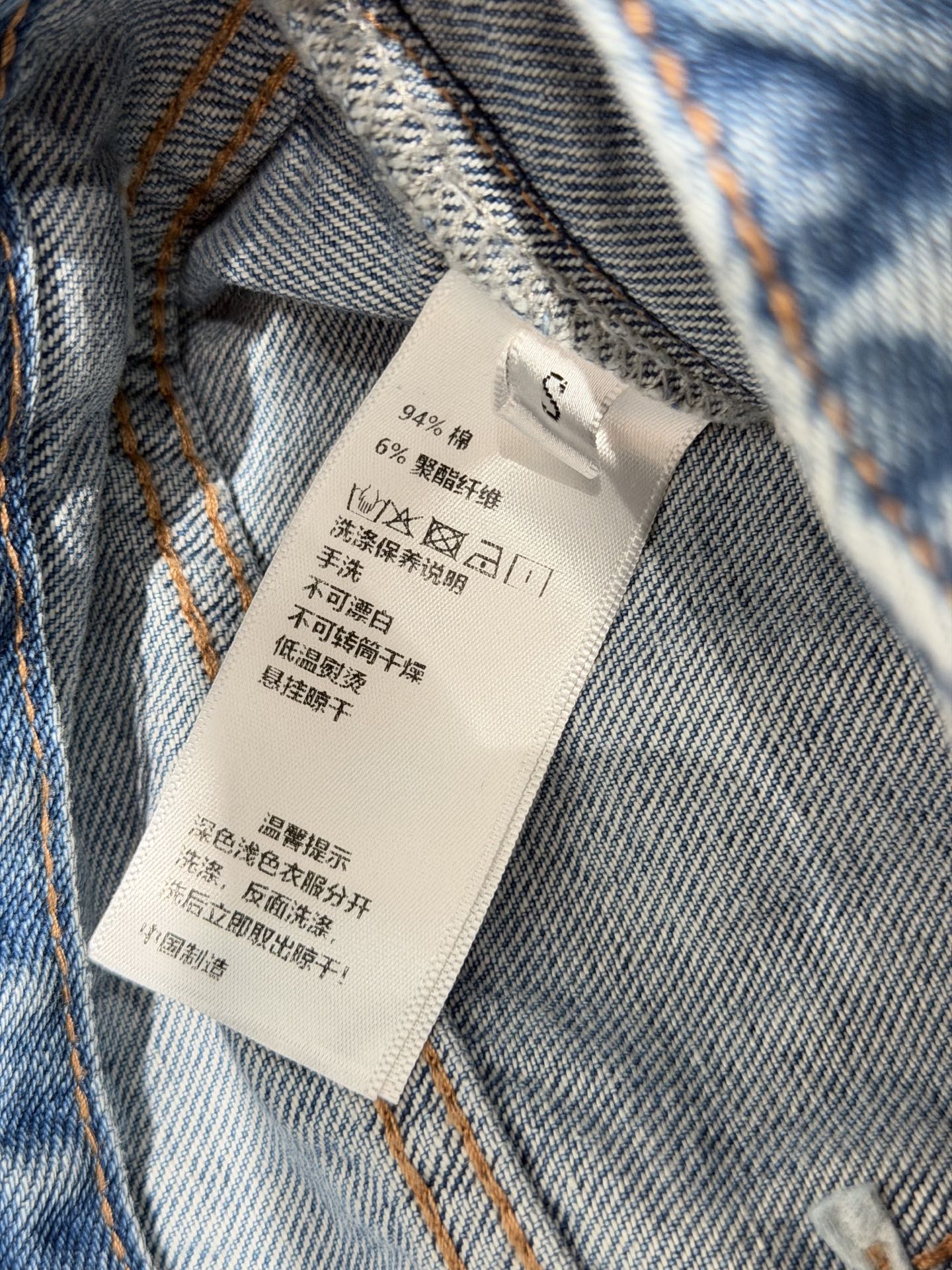 🛒𝐍𝐄𝐖 · 𝟐𝟎𝟐6/爆款现货原创 设计师｜V钻双口袋直筒牛仔裤采用高端定制面料，牛仔穿起来非常舒适，