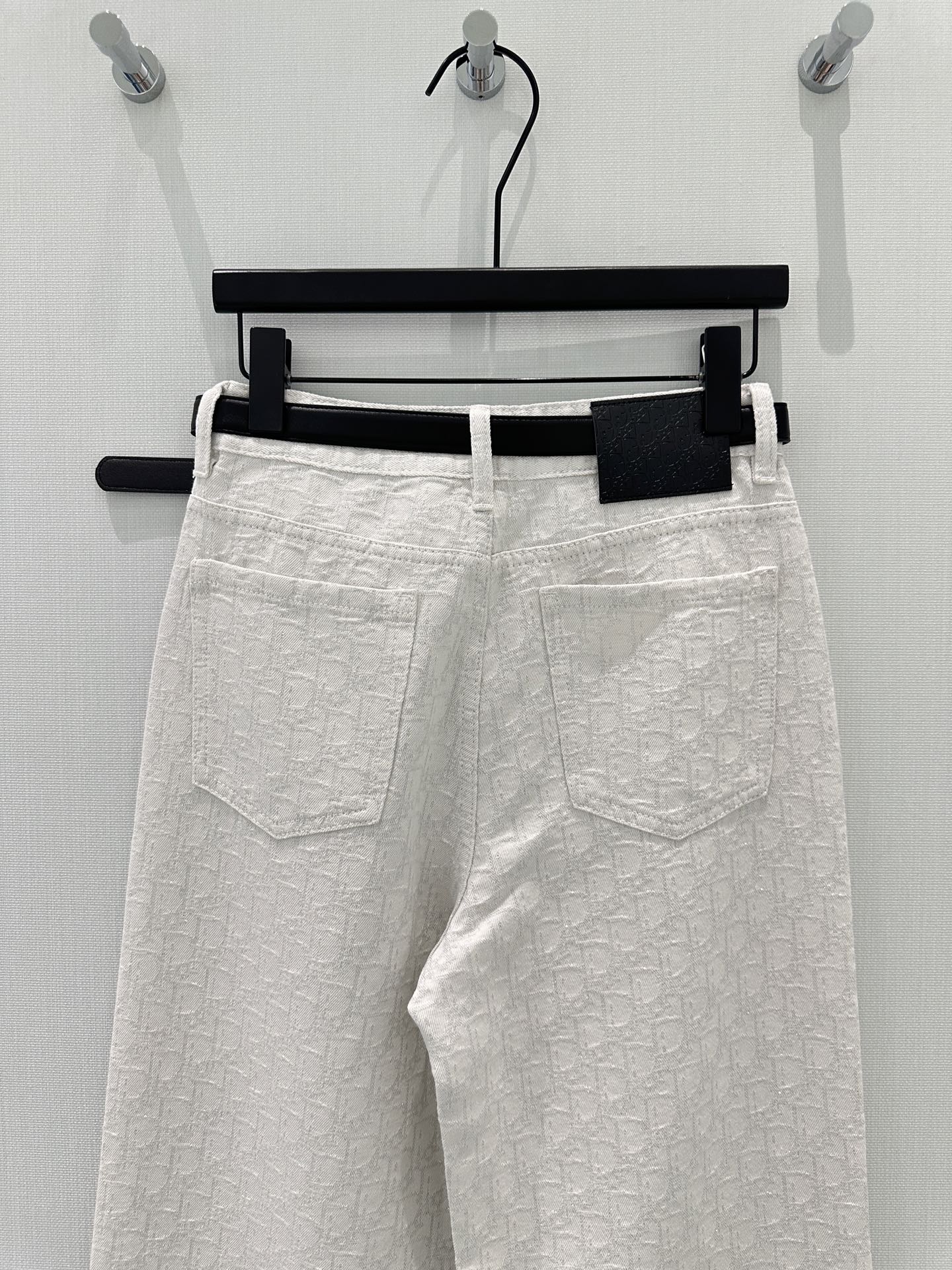 🛒𝐍𝐄𝐖 · 𝟐𝟎𝟐6/爆款现货原创 设计师｜CD腰带压花直筒牛仔裤采用高端定制面料，牛仔穿起来非常舒适