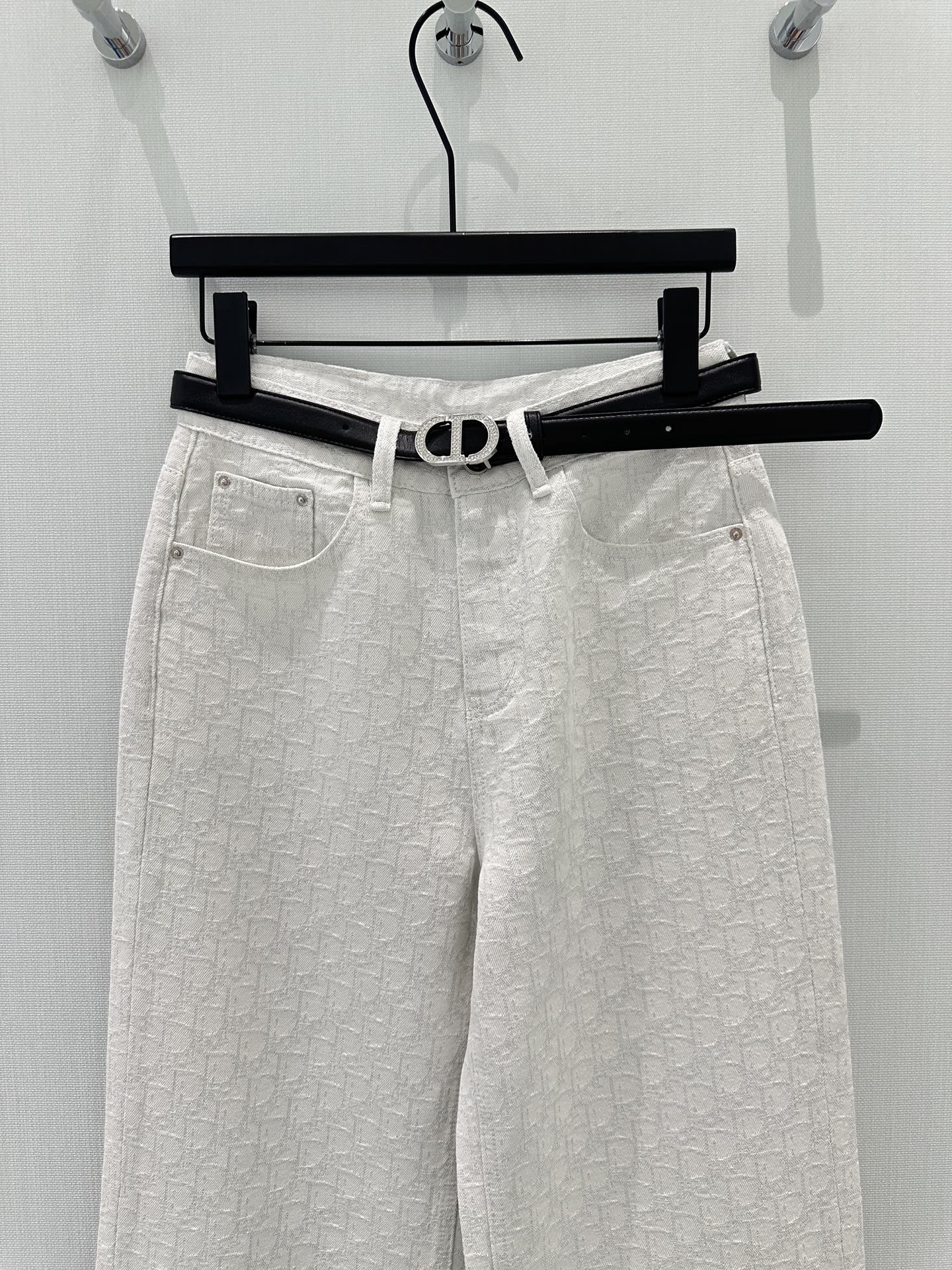 🛒𝐍𝐄𝐖 · 𝟐𝟎𝟐6/爆款现货原创 设计师｜CD腰带压花直筒牛仔裤采用高端定制面料，牛仔穿起来非常舒适