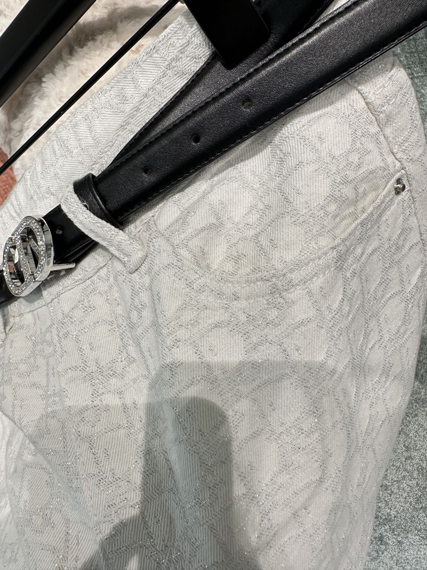 🛒𝐍𝐄𝐖 · 𝟐𝟎𝟐6/爆款现货原创 设计师｜CD腰带压花直筒牛仔裤采用高端定制面料，牛仔穿起来非常舒适