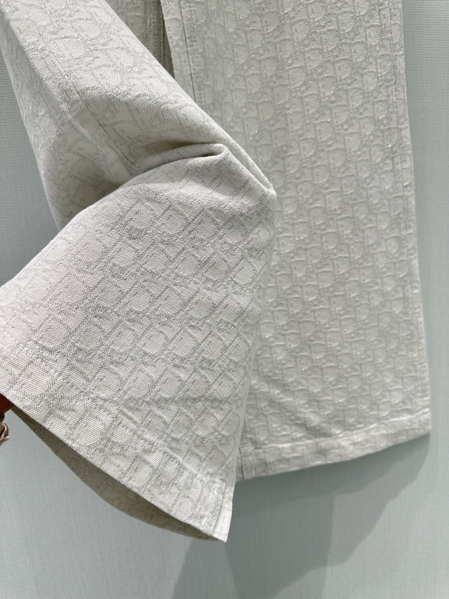 🛒𝐍𝐄𝐖 · 𝟐𝟎𝟐6/爆款现货原创 设计师｜CD腰带压花直筒牛仔裤采用高端定制面料，牛仔穿起来非常舒适