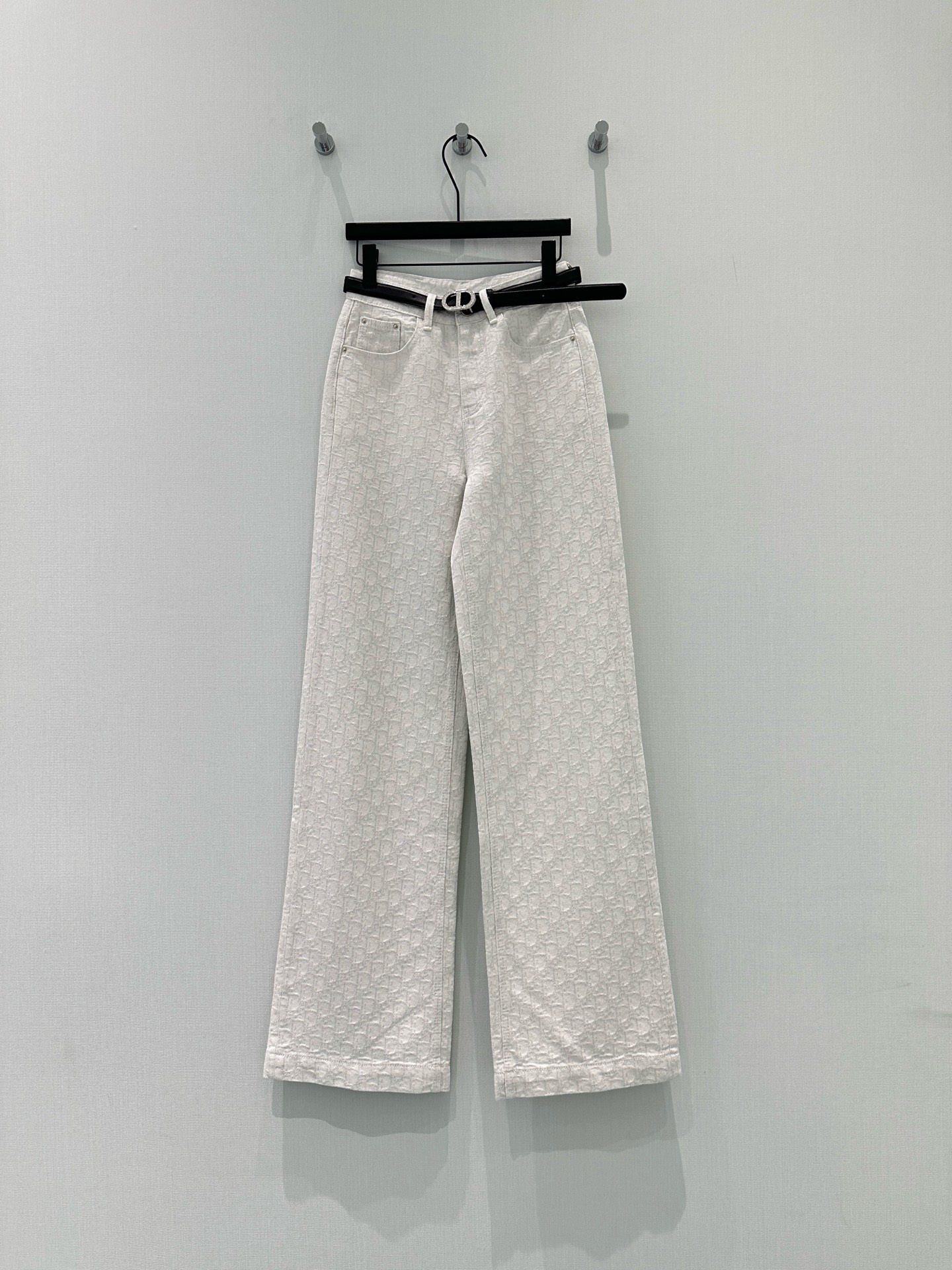 🛒𝐍𝐄𝐖 · 𝟐𝟎𝟐6/爆款现货原创 设计师｜CD腰带压花直筒牛仔裤采用高端定制面料，牛仔穿起来非常舒适