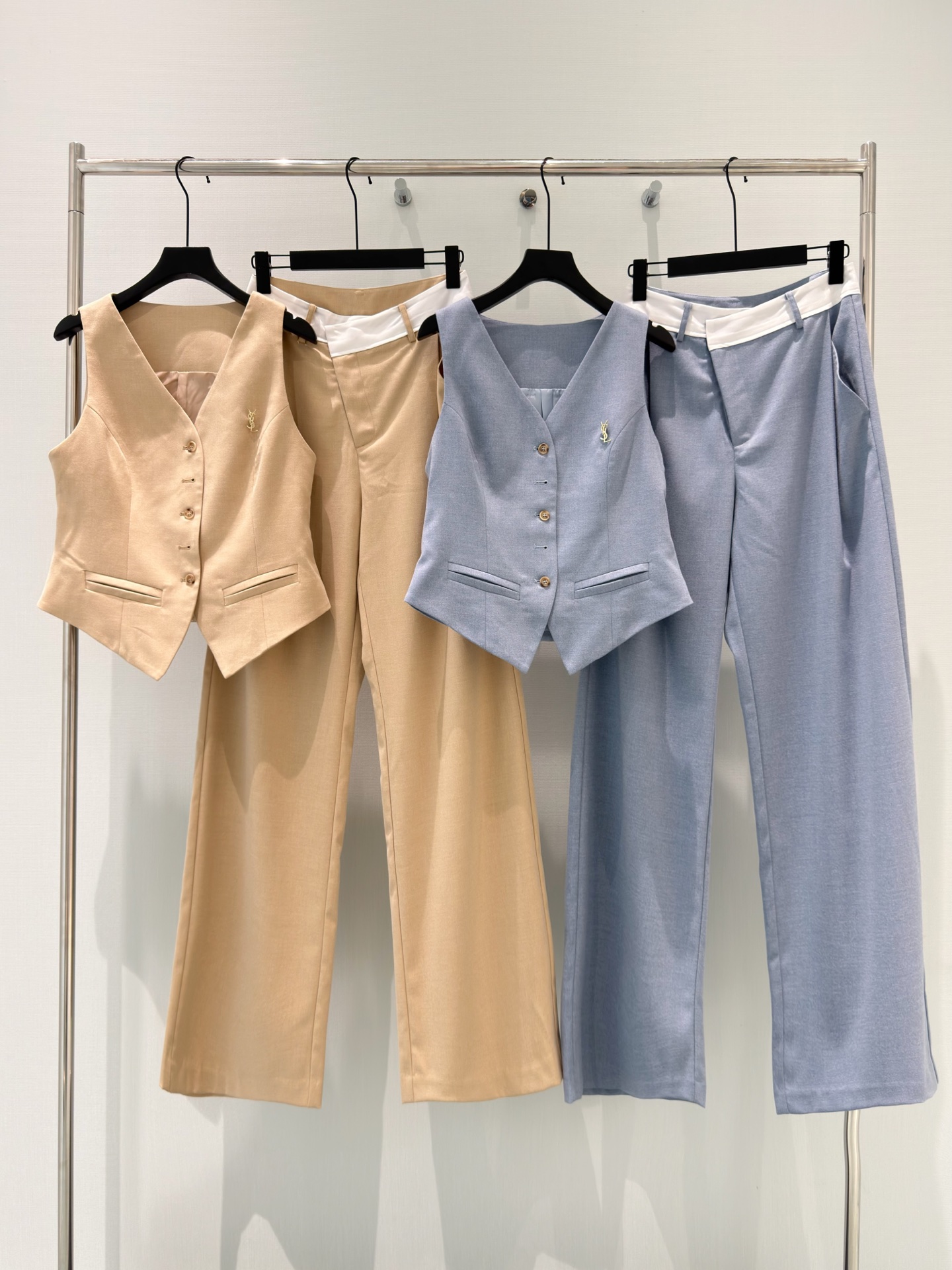 🛒𝐍𝐄𝐖 · 𝟐𝟎𝟐6/爆款现货【春夏上新】设计师｜26新品重工马甲长裤套装！高端定制胸针小背心，搭配撞