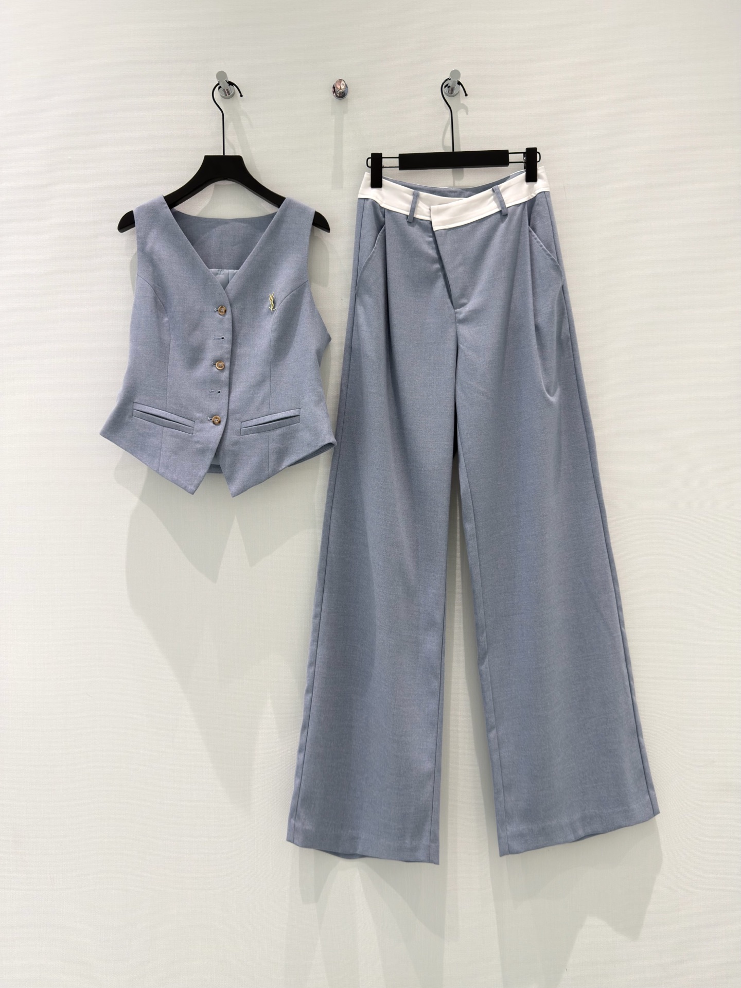 🛒𝐍𝐄𝐖 · 𝟐𝟎𝟐6/爆款现货【春夏上新】设计师｜26新品重工马甲长裤套装！高端定制胸针小背心，搭配撞