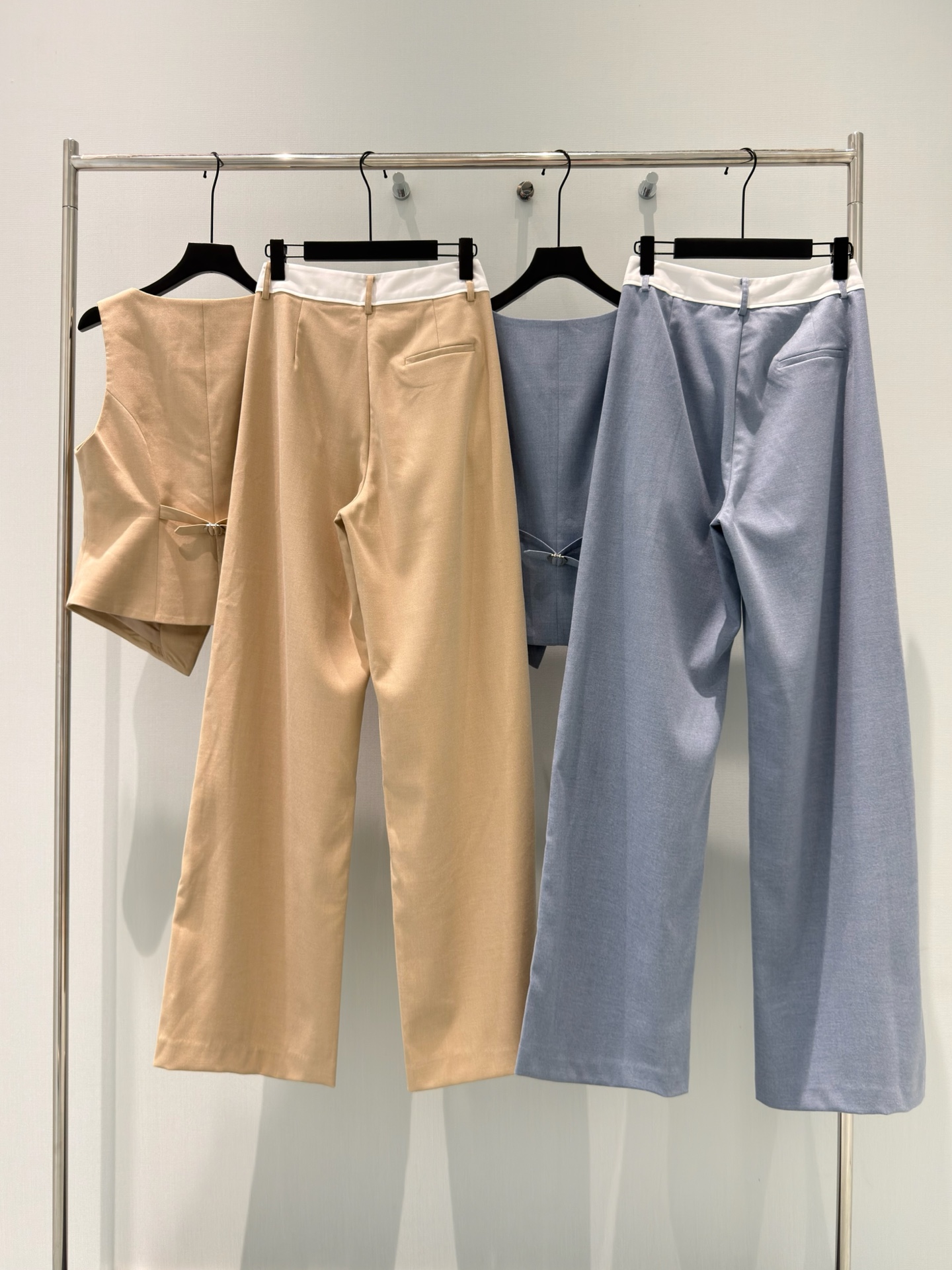 🛒𝐍𝐄𝐖 · 𝟐𝟎𝟐6/爆款现货【春夏上新】设计师｜26新品重工马甲长裤套装！高端定制胸针小背心，搭配撞