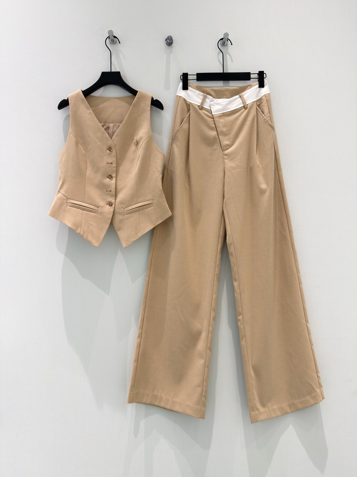 🛒𝐍𝐄𝐖 · 𝟐𝟎𝟐6/爆款现货【春夏上新】设计师｜26新品重工马甲长裤套装！高端定制胸针小背心，搭配撞