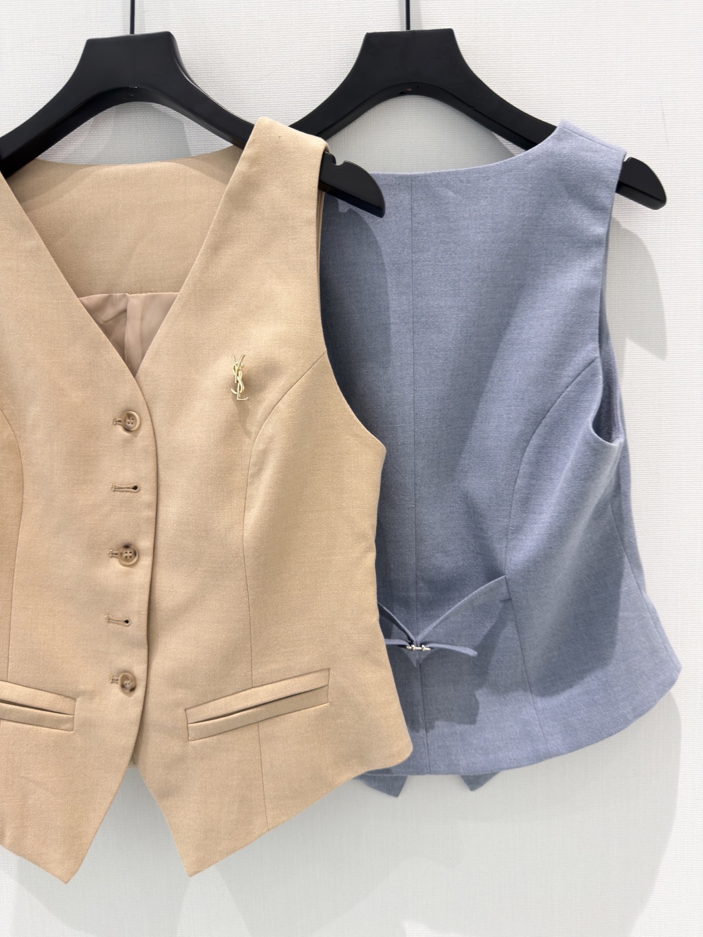 🛒𝐍𝐄𝐖 · 𝟐𝟎𝟐6/爆款现货【春夏上新】设计师｜26新品重工马甲长裤套装！高端定制胸针小背心，搭配撞