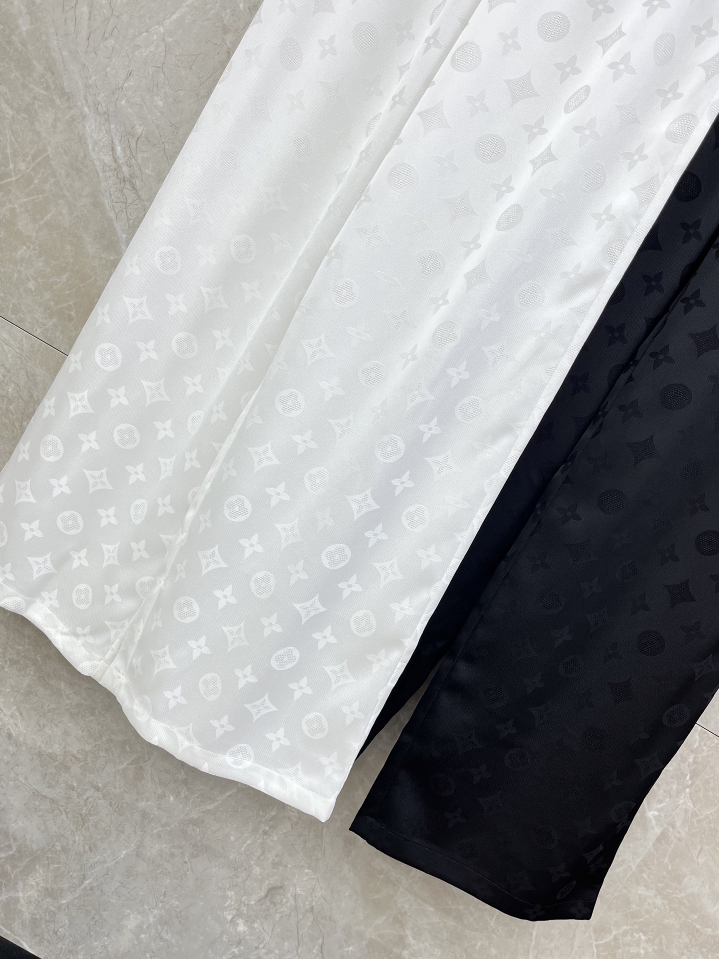 🛒𝐍𝐄𝐖 · 𝟐𝟎𝟐6/爆款现货【早春新款】设计师｜女神同款织带提花休闲裤工艺钻扣设计，清新的色系 亲肤