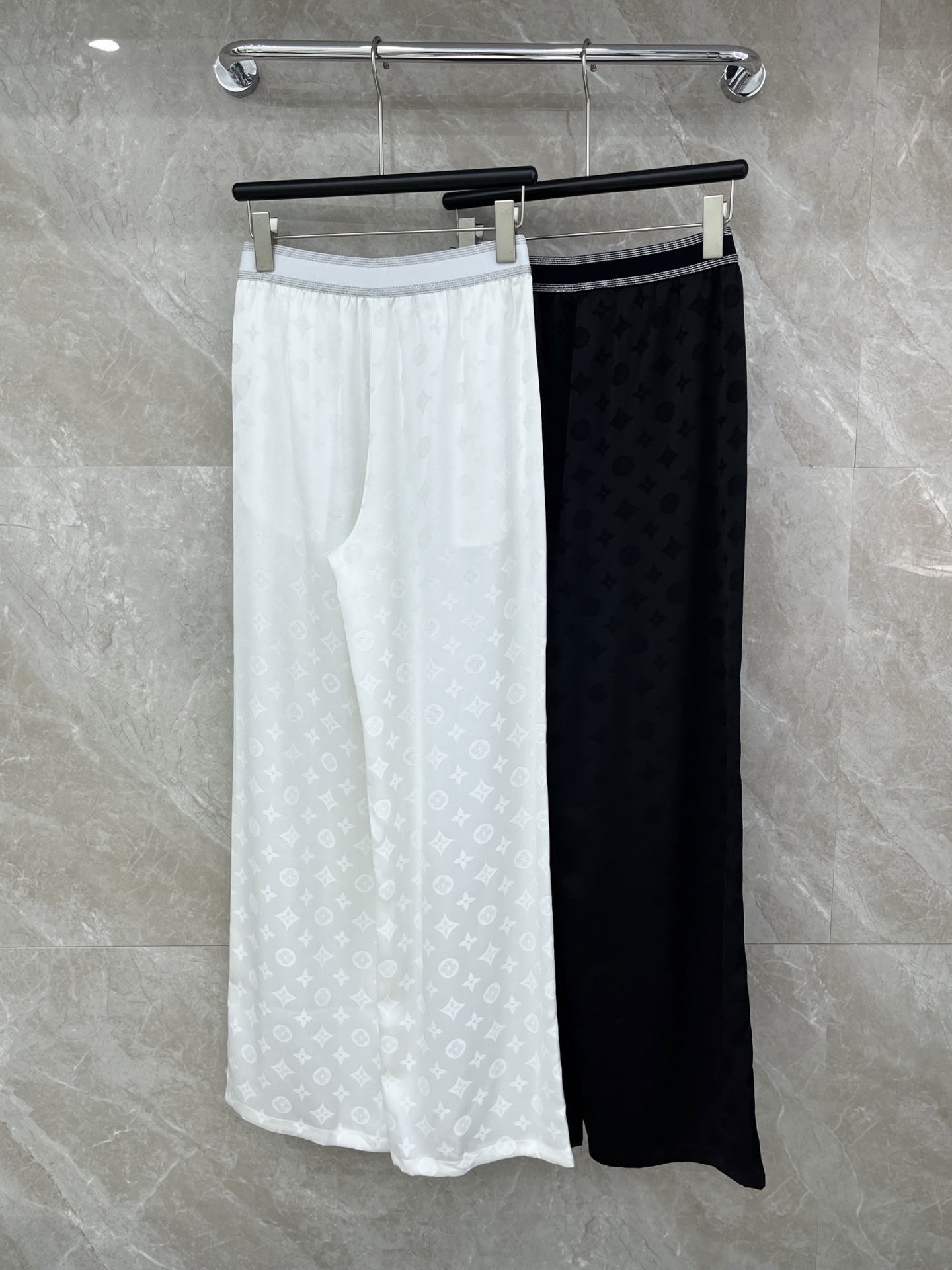 🛒𝐍𝐄𝐖 · 𝟐𝟎𝟐6/爆款现货【早春新款】设计师｜女神同款织带提花休闲裤工艺钻扣设计，清新的色系 亲肤