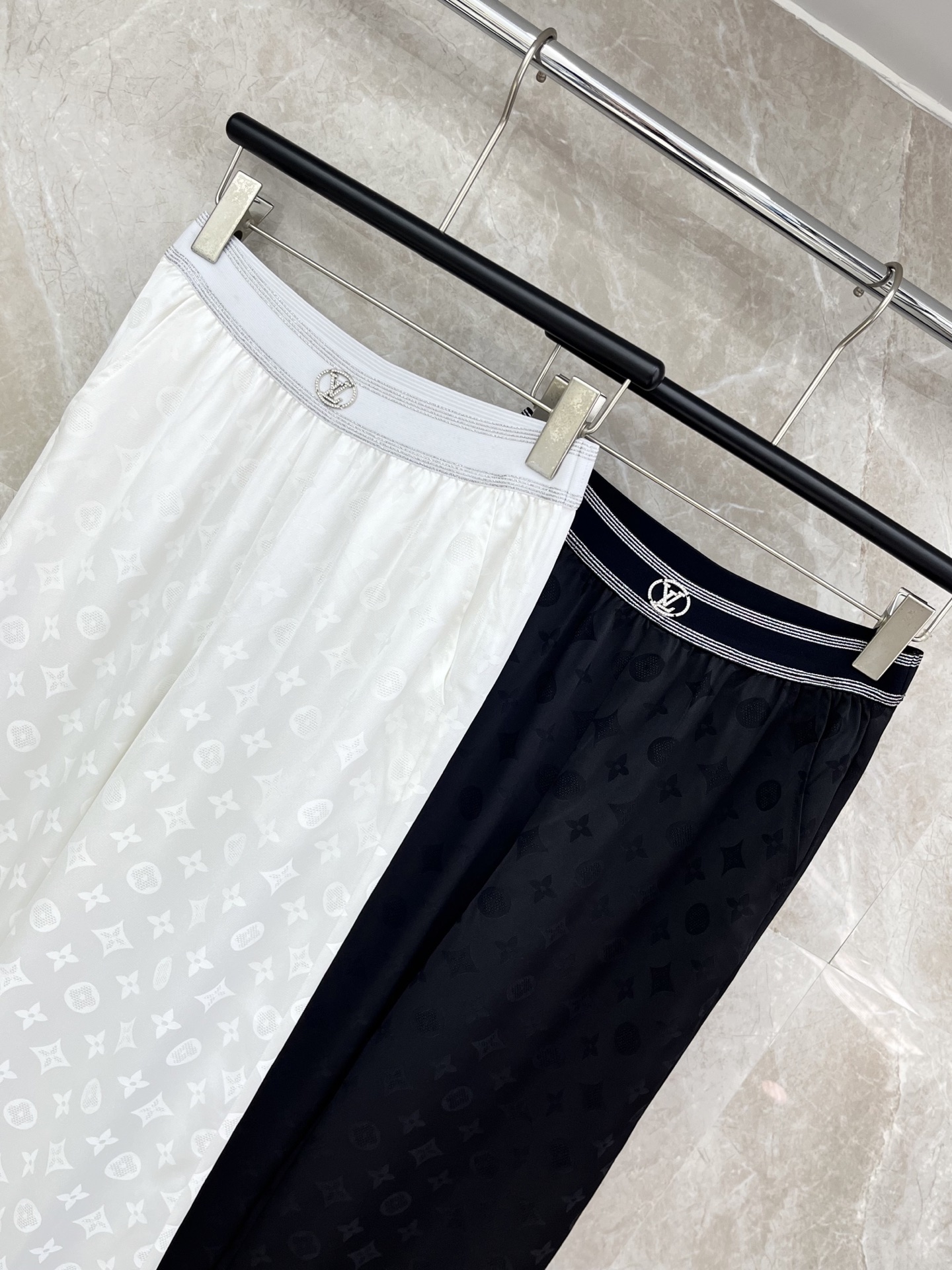 🛒𝐍𝐄𝐖 · 𝟐𝟎𝟐6/爆款现货【早春新款】设计师｜女神同款织带提花休闲裤工艺钻扣设计，清新的色系 亲肤