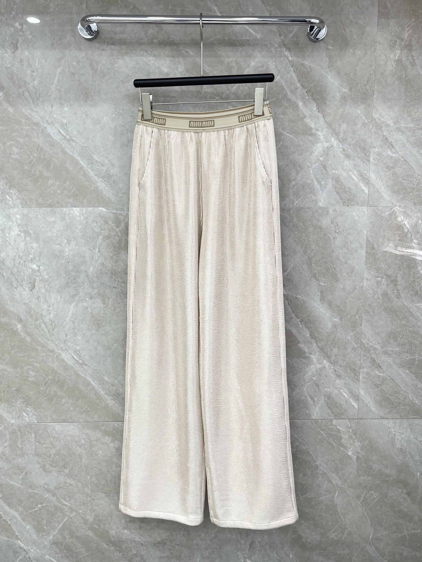 🛒𝐍𝐄𝐖 · 𝟐𝟎𝟐6/爆款现货【早春新款】设计师｜女神同款织带休闲裤松紧字母设计，清新的色系 亲肤的面