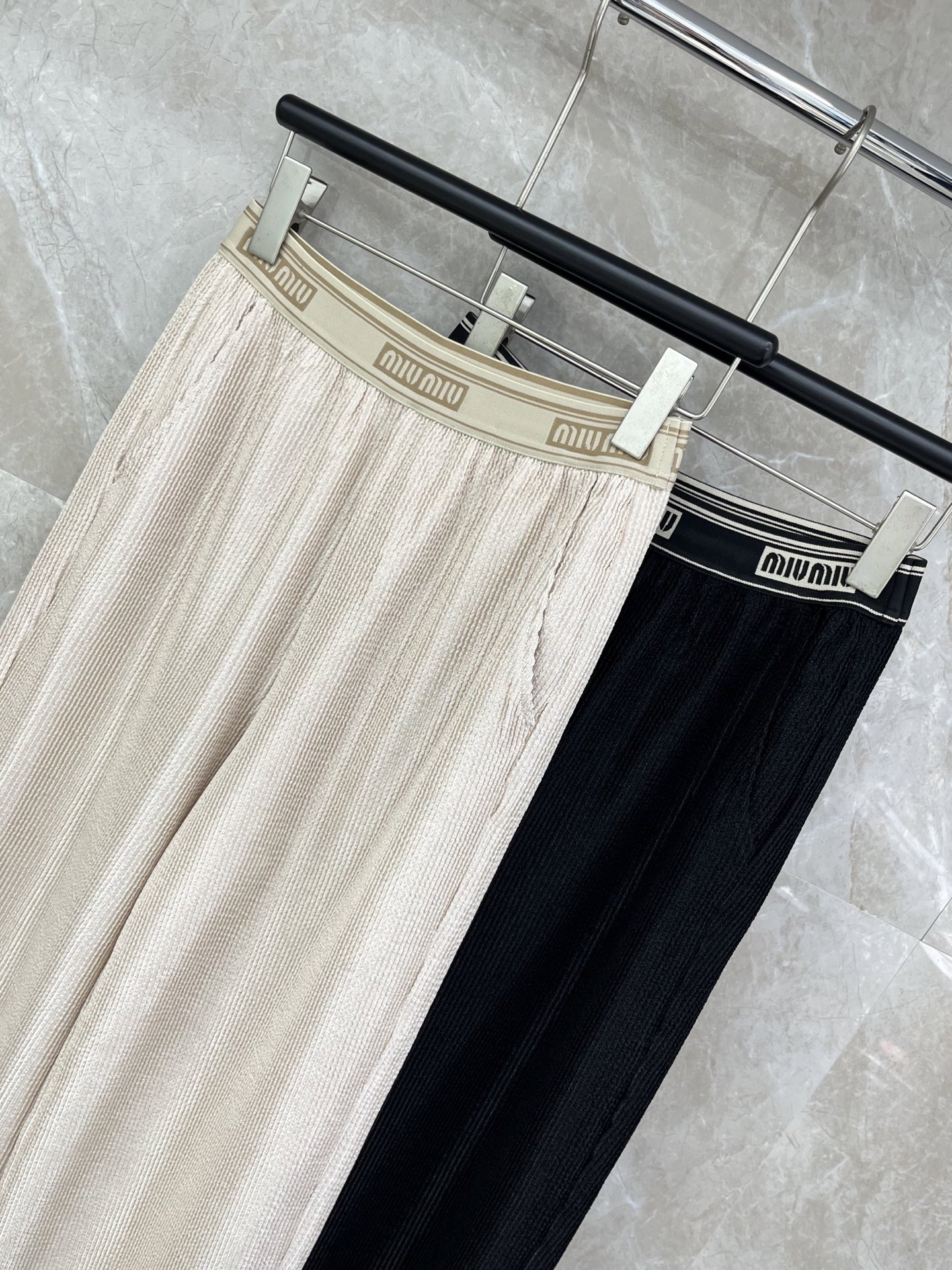 🛒𝐍𝐄𝐖 · 𝟐𝟎𝟐6/爆款现货【早春新款】设计师｜女神同款织带休闲裤松紧字母设计，清新的色系 亲肤的面