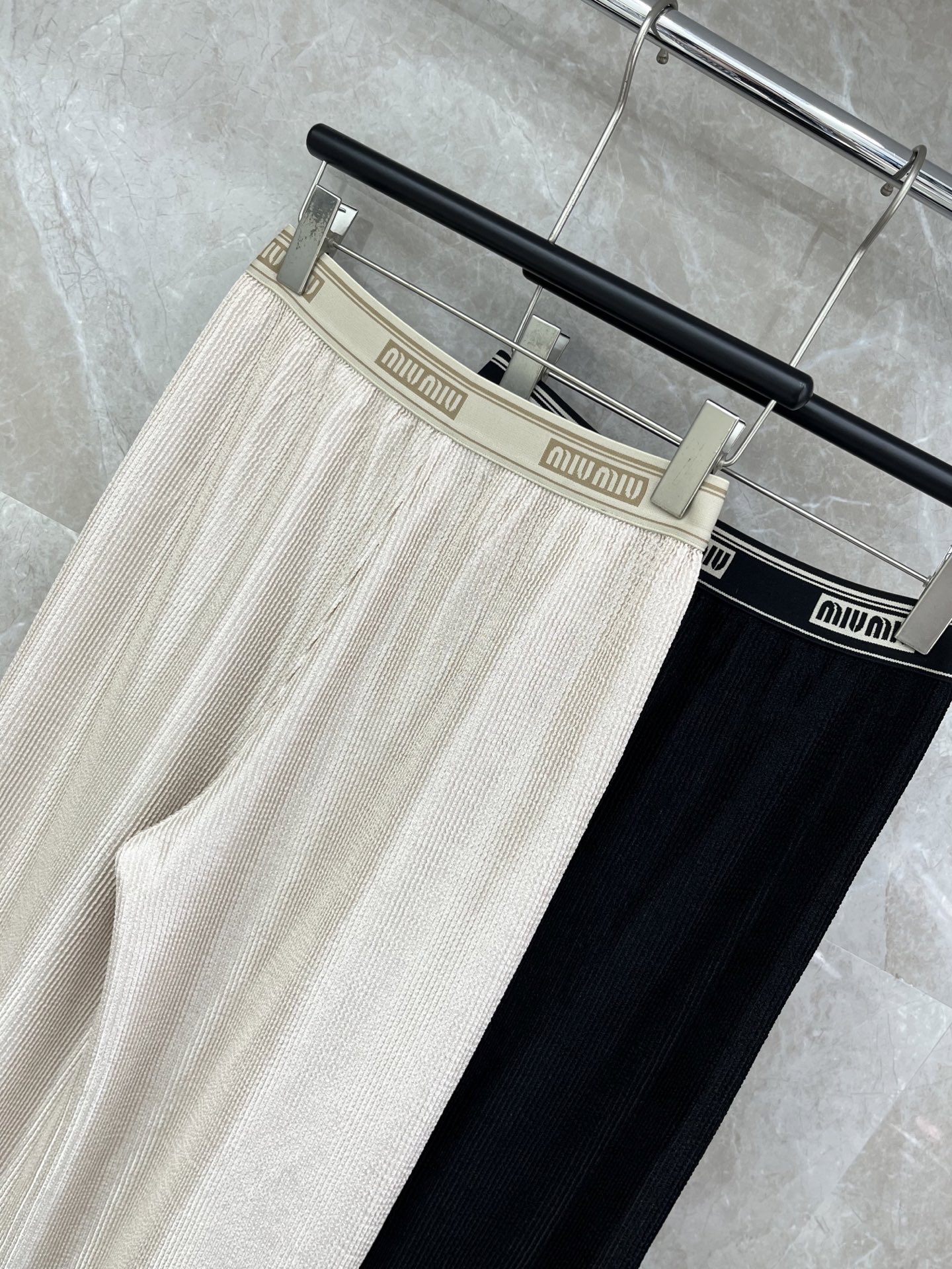 🛒𝐍𝐄𝐖 · 𝟐𝟎𝟐6/爆款现货【早春新款】设计师｜女神同款织带休闲裤松紧字母设计，清新的色系 亲肤的面