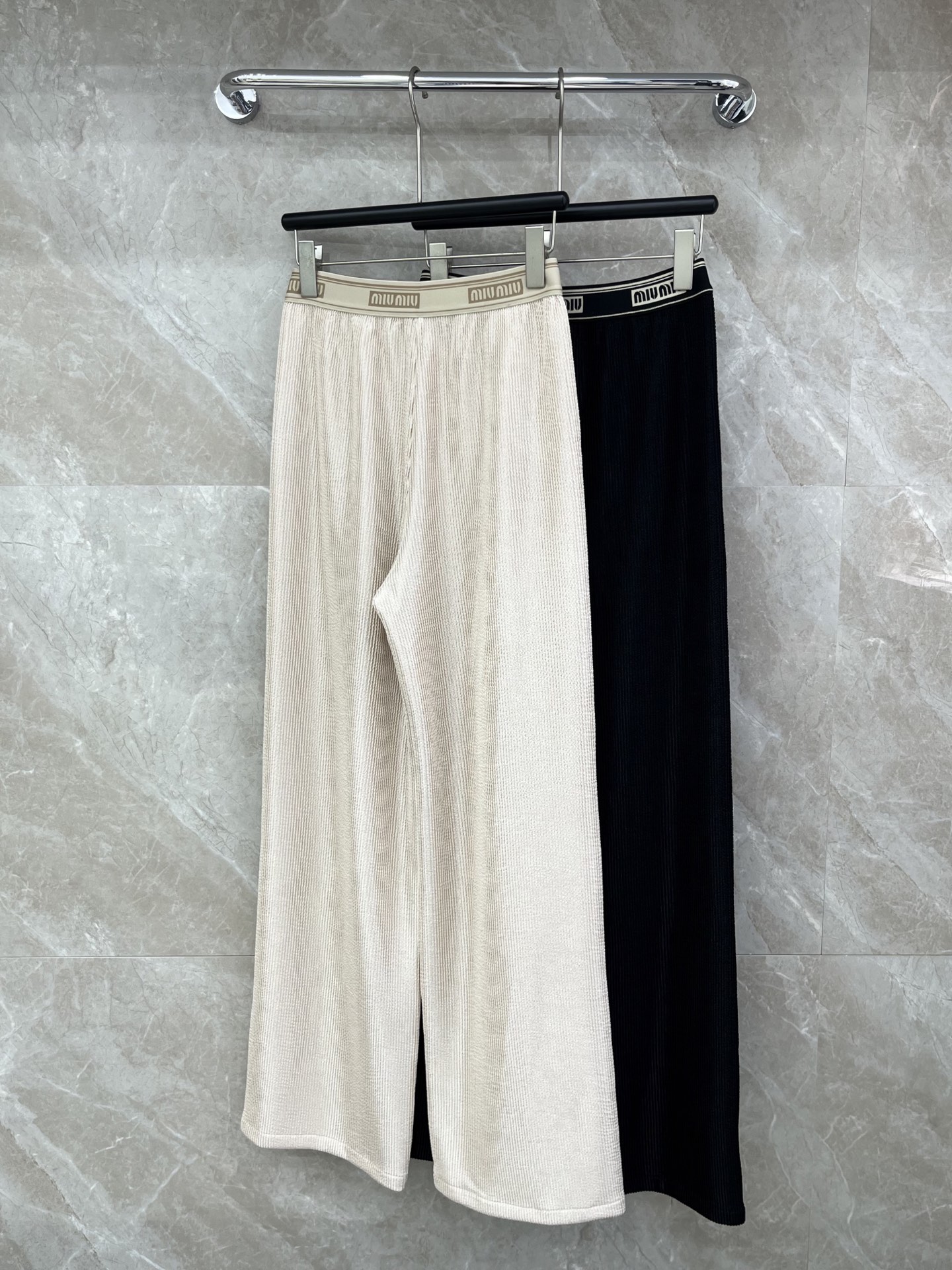 🛒𝐍𝐄𝐖 · 𝟐𝟎𝟐6/爆款现货【早春新款】设计师｜女神同款织带休闲裤松紧字母设计，清新的色系 亲肤的面