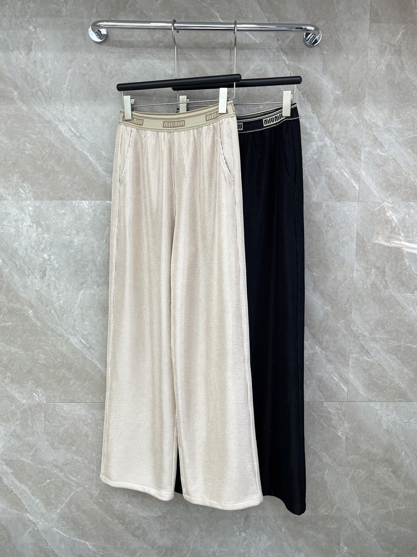 🛒𝐍𝐄𝐖 · 𝟐𝟎𝟐6/爆款现货【早春新款】设计师｜女神同款织带休闲裤松紧字母设计，清新的色系 亲肤的面