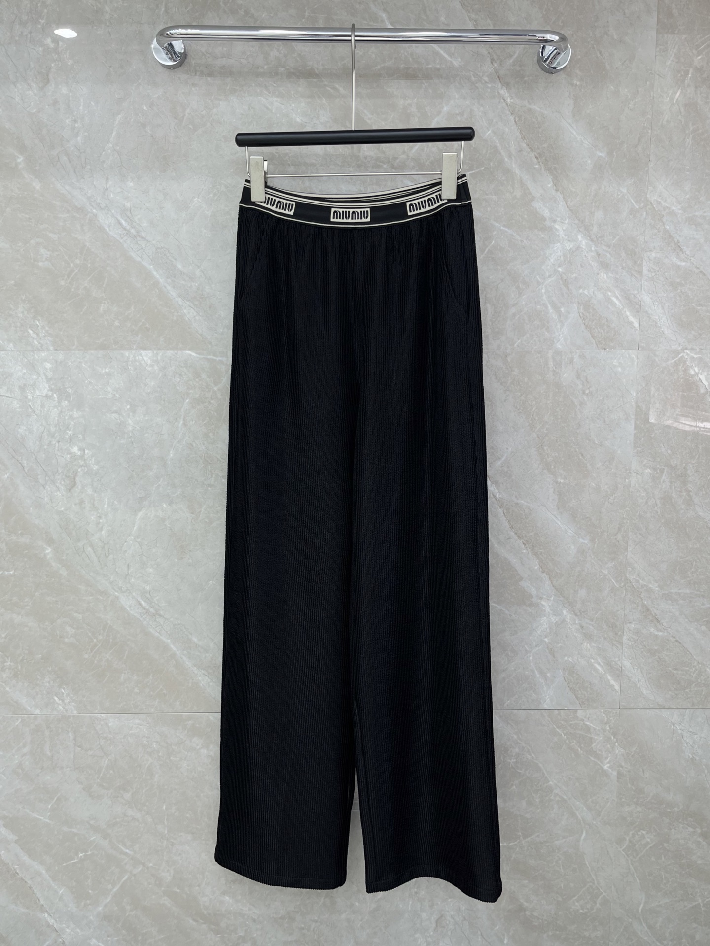 🛒𝐍𝐄𝐖 · 𝟐𝟎𝟐6/爆款现货【早春新款】设计师｜女神同款织带休闲裤松紧字母设计，清新的色系 亲肤的面