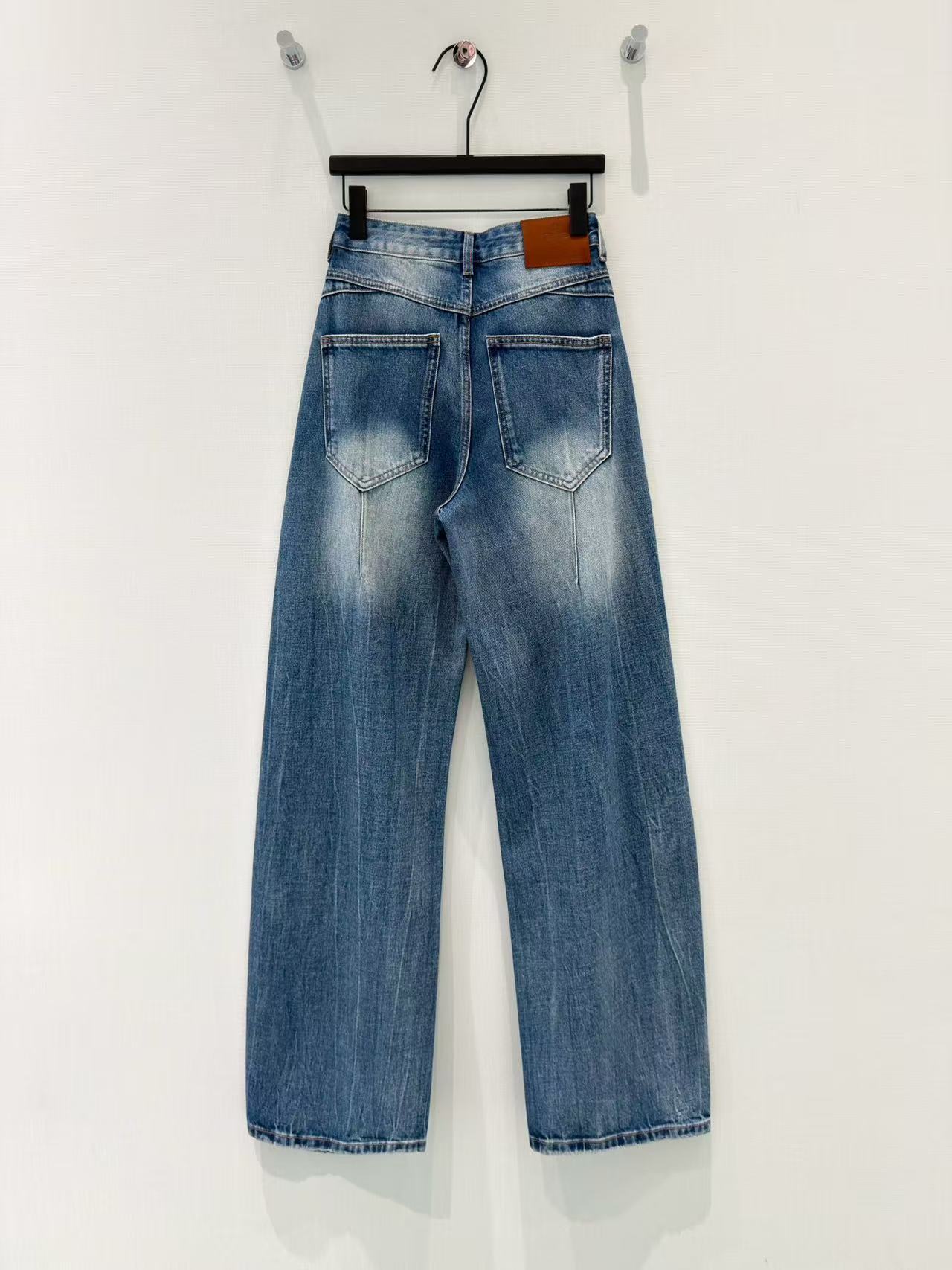 🛒𝐍𝐄𝐖 · 𝟐𝟎𝟐6/爆款现货原创 设计师｜破洞渐变色镰刀牛仔裤采用高端定制面料，牛仔穿起来非常舒适，