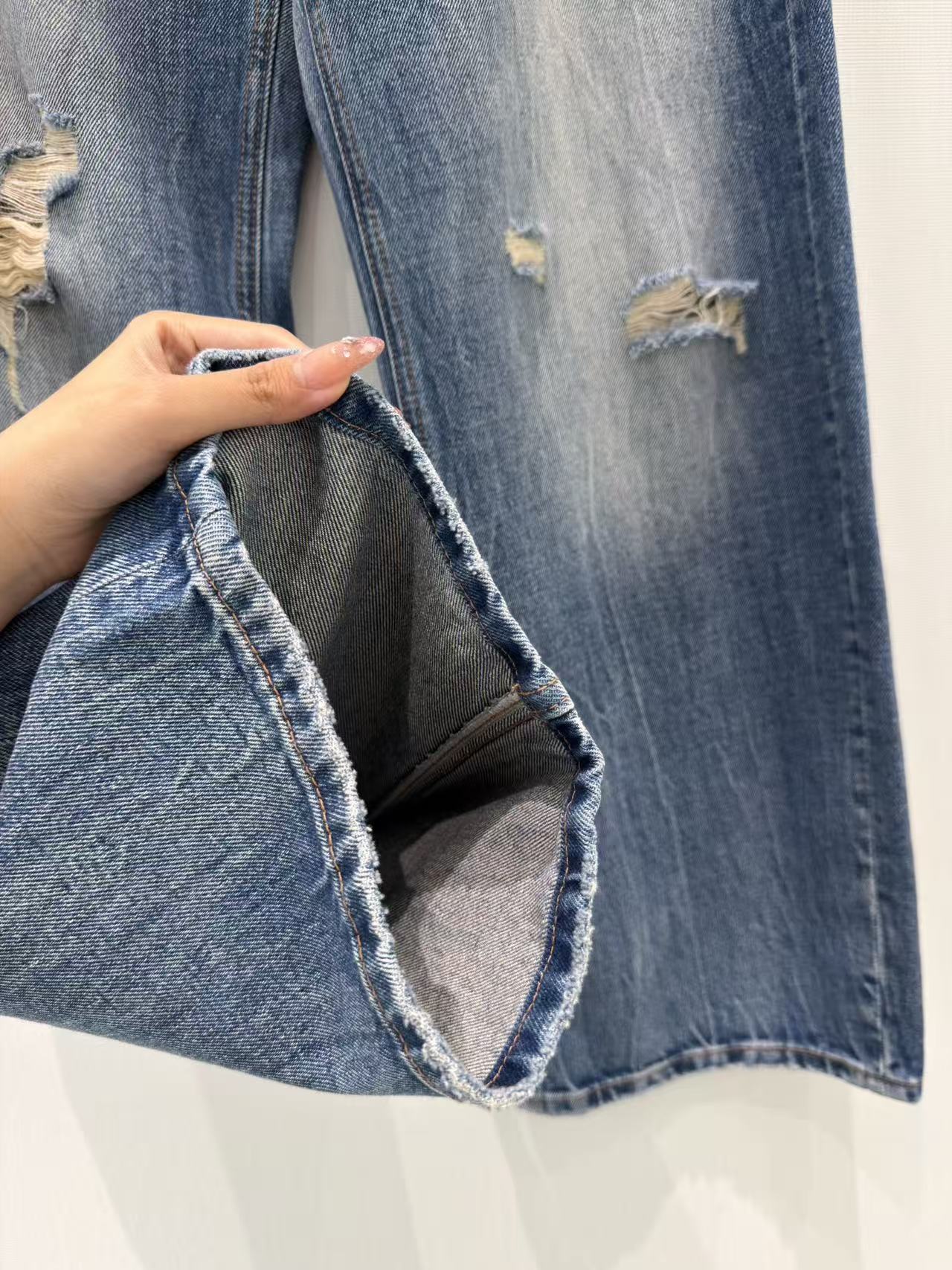 🛒𝐍𝐄𝐖 · 𝟐𝟎𝟐6/爆款现货原创 设计师｜破洞渐变色镰刀牛仔裤采用高端定制面料，牛仔穿起来非常舒适，