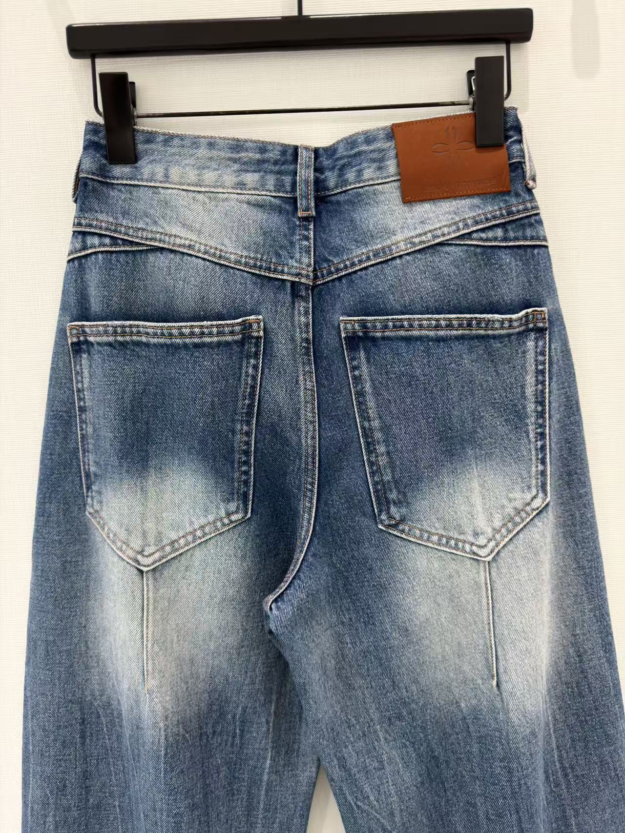 🛒𝐍𝐄𝐖 · 𝟐𝟎𝟐6/爆款现货原创 设计师｜破洞渐变色镰刀牛仔裤采用高端定制面料，牛仔穿起来非常舒适，