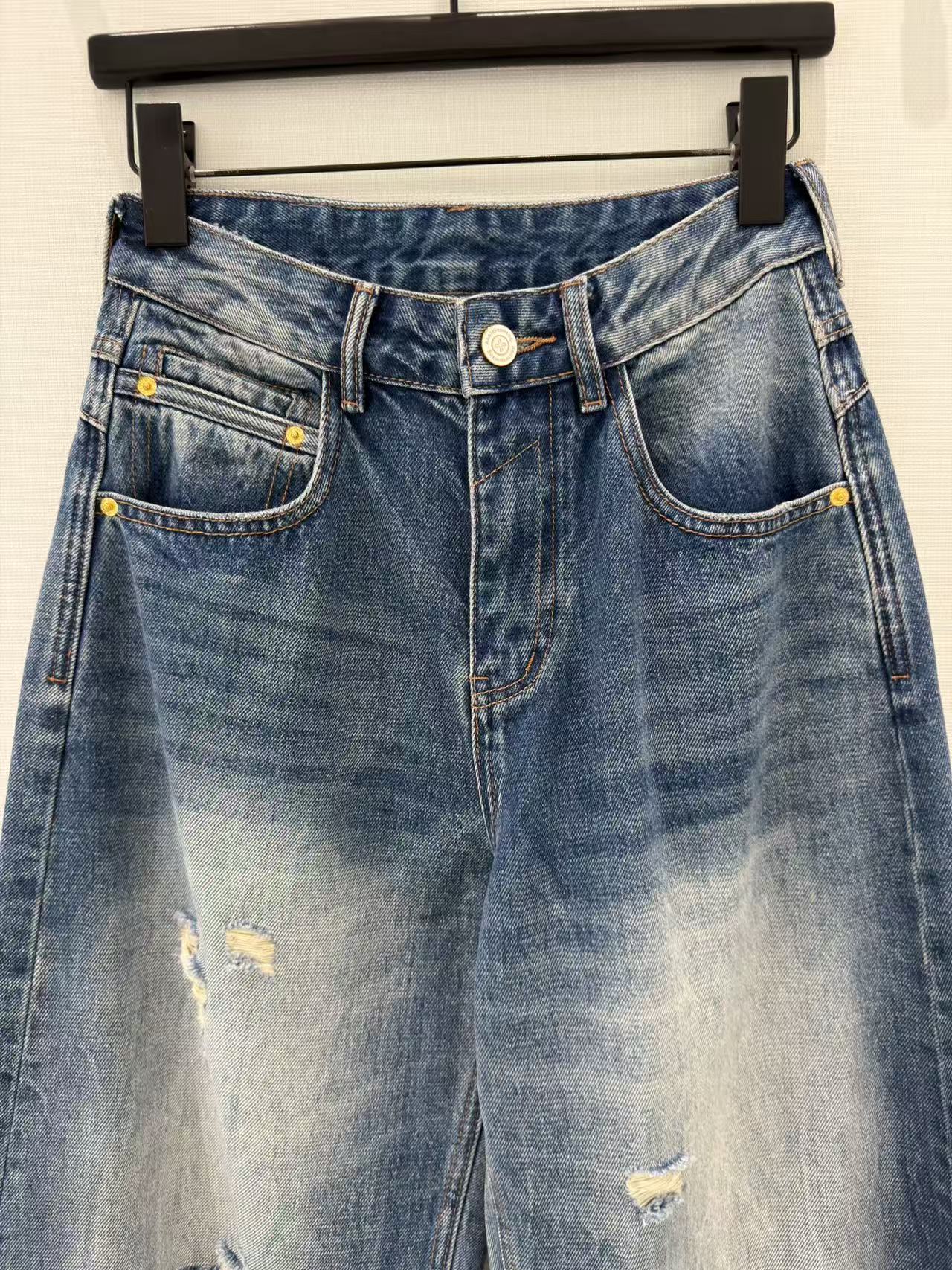 🛒𝐍𝐄𝐖 · 𝟐𝟎𝟐6/爆款现货原创 设计师｜破洞渐变色镰刀牛仔裤采用高端定制面料，牛仔穿起来非常舒适，