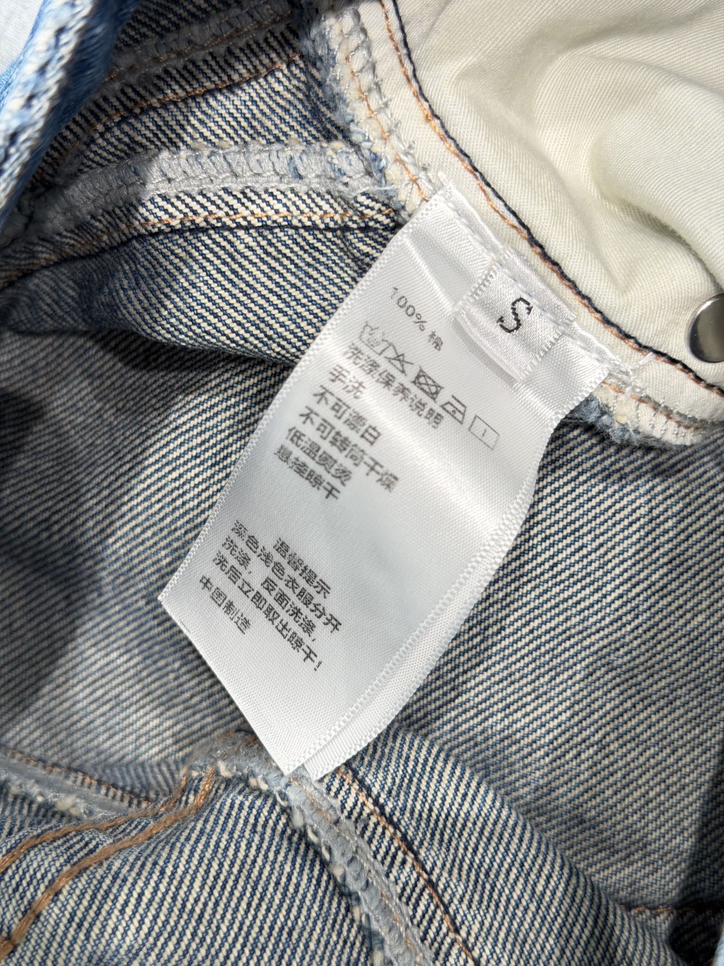 🛒𝐍𝐄𝐖 · 𝟐𝟎𝟐6/爆款现货原创 设计师｜破洞渐变色镰刀牛仔裤采用高端定制面料，牛仔穿起来非常舒适，