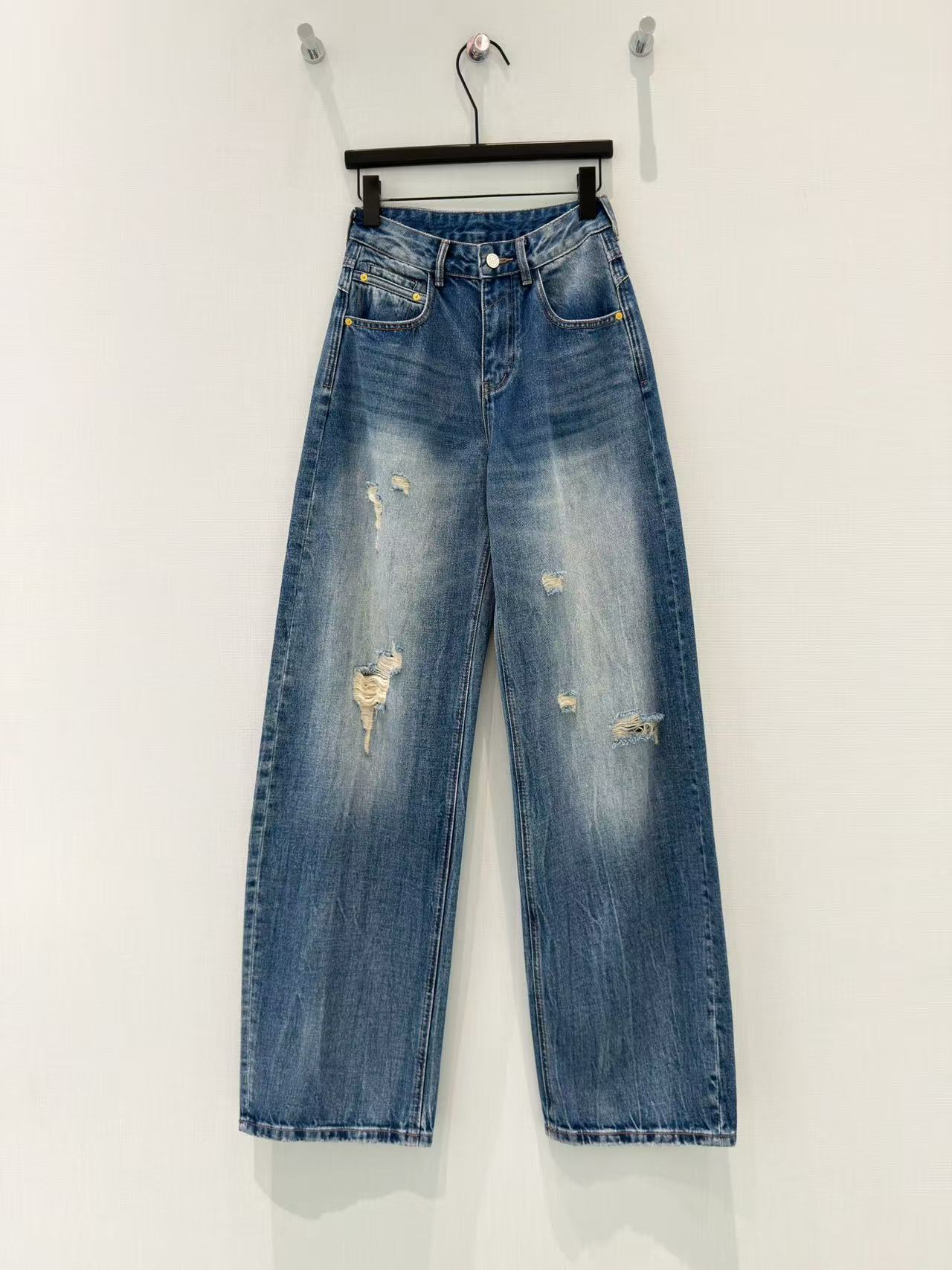 🛒𝐍𝐄𝐖 · 𝟐𝟎𝟐6/爆款现货原创 设计师｜破洞渐变色镰刀牛仔裤采用高端定制面料，牛仔穿起来非常舒适，