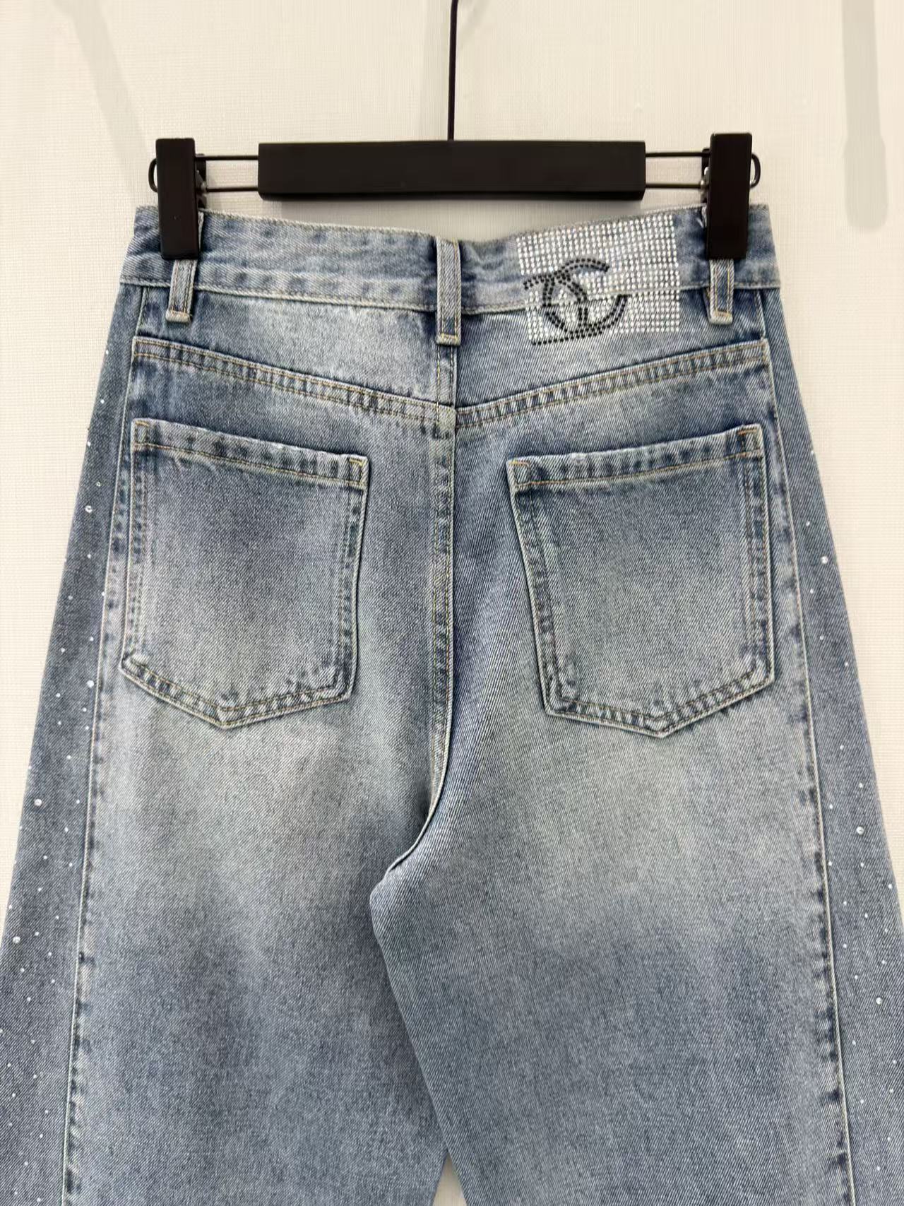 🛒𝐍𝐄𝐖 · 𝟐𝟎𝟐6/爆款现货原创 设计师｜侧边烫钻直筒牛仔裤采用高端定制面料，牛仔穿起来非常舒适，常