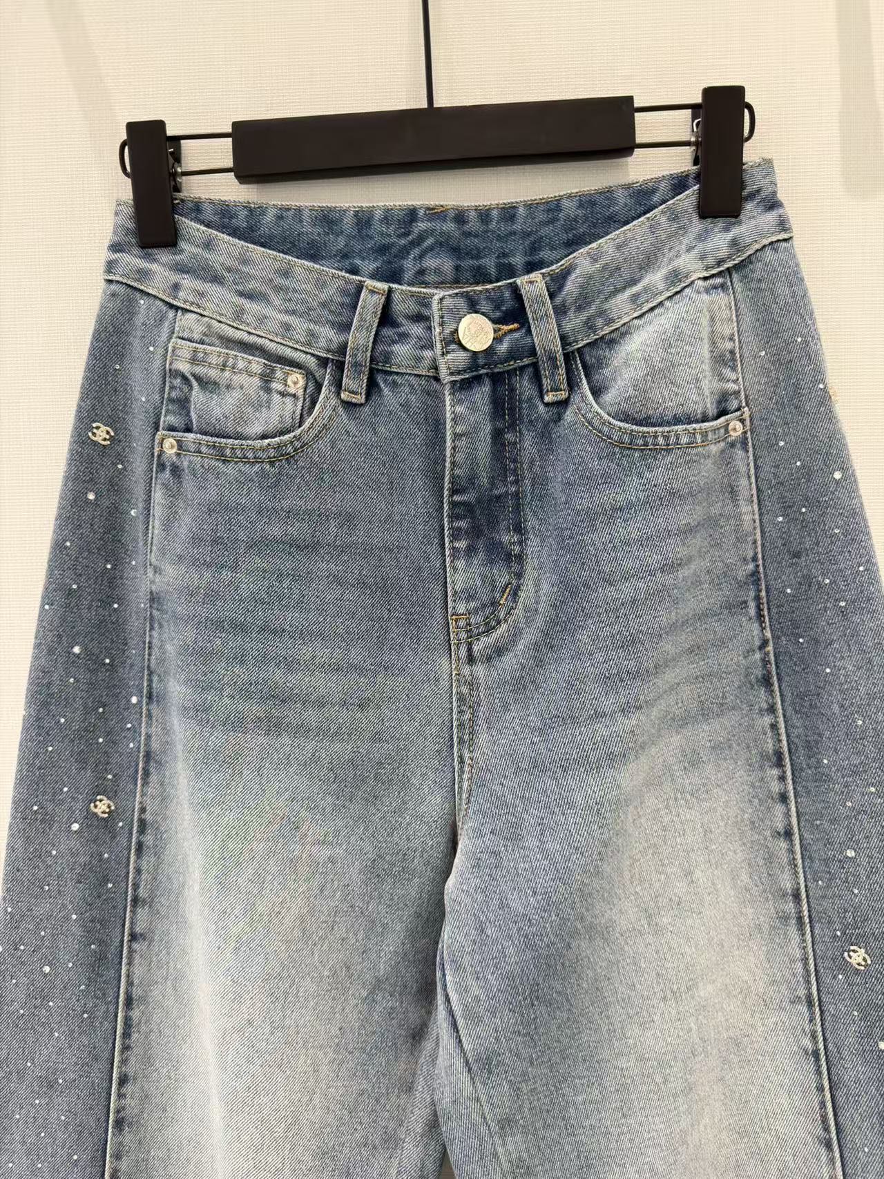 🛒𝐍𝐄𝐖 · 𝟐𝟎𝟐6/爆款现货原创 设计师｜侧边烫钻直筒牛仔裤采用高端定制面料，牛仔穿起来非常舒适，常