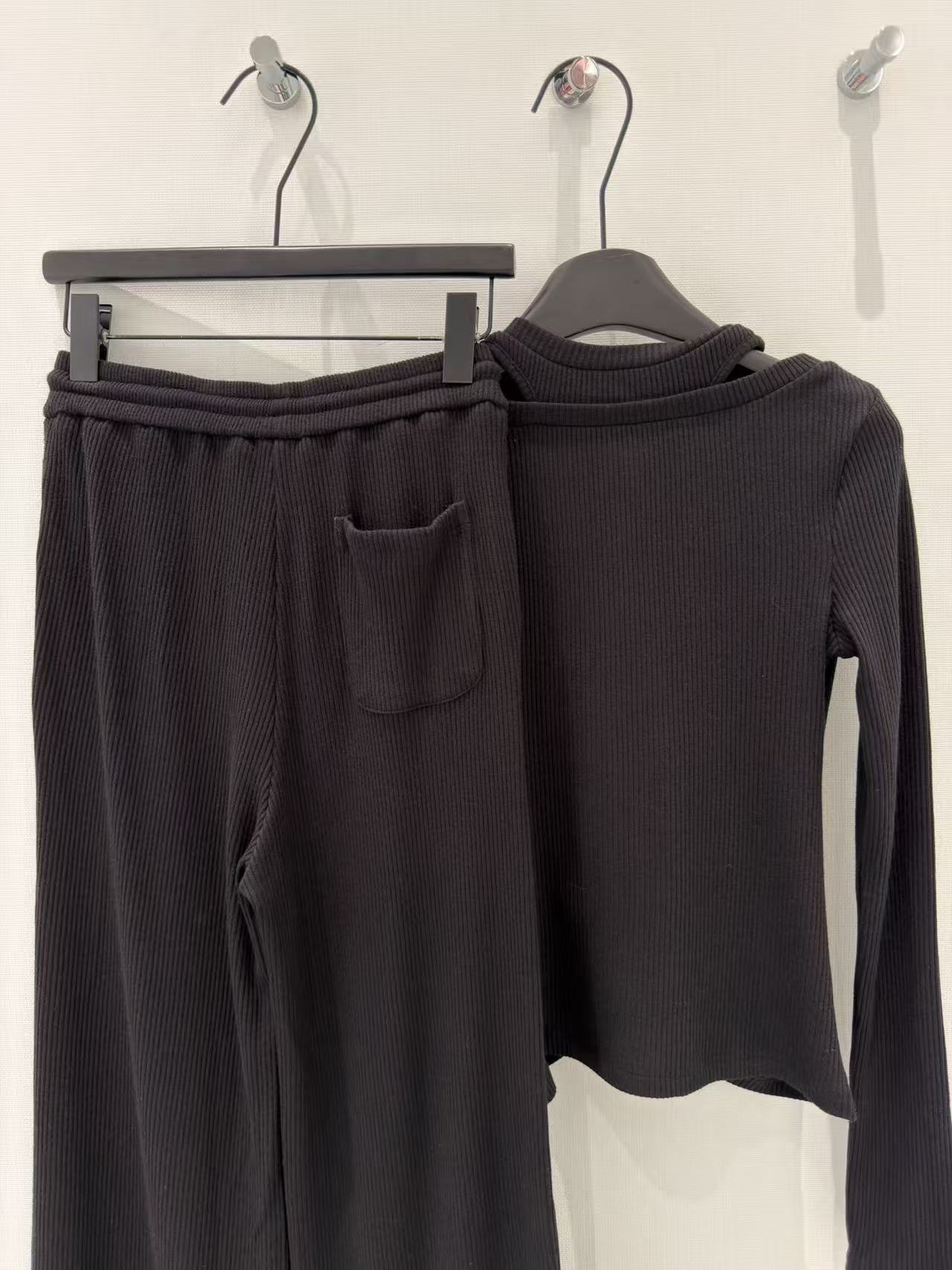 🛒𝐍𝐄𝐖 · 𝟐𝟎𝟐6/爆款现货设计师 原创｜26早春新品假两件气质套装！高端定制假两件上衣，搭配松紧腰