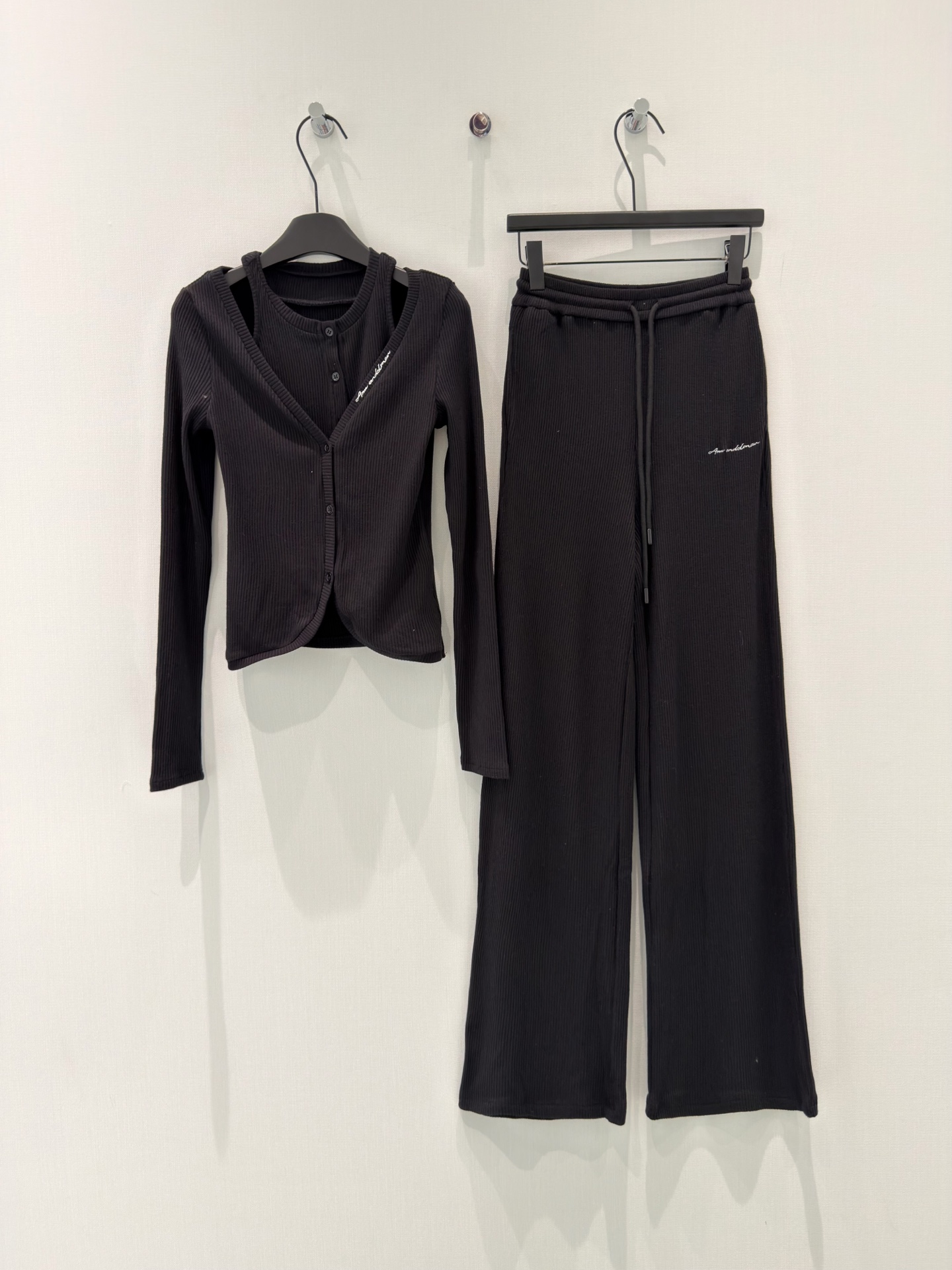 🛒𝐍𝐄𝐖 · 𝟐𝟎𝟐6/爆款现货设计师 原创｜26早春新品假两件气质套装！高端定制假两件上衣，搭配松紧腰