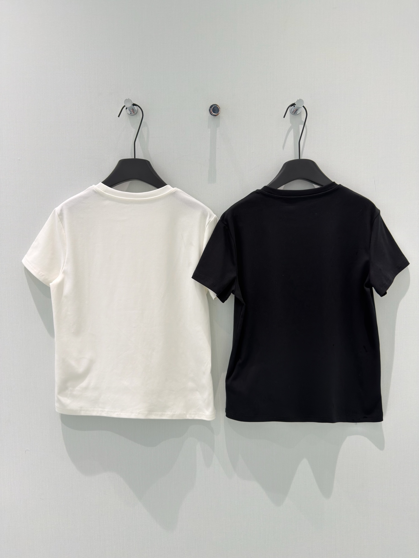 🛒𝐍𝐄𝐖 · 𝟐𝟎𝟐6/爆款现货原单品质 小众｜2026新品珠片绣𝑇𝑒𝑒定制YB材质 透气舒适 质感十足