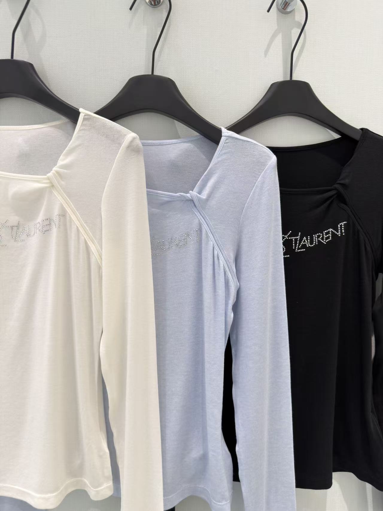 🛒𝐍𝐄𝐖 · 𝟐𝟎𝟐6/爆款现货设计师 原创｜2026新款天丝羊毛🦙打底衫云感舒适的系列！上身的触感谁穿