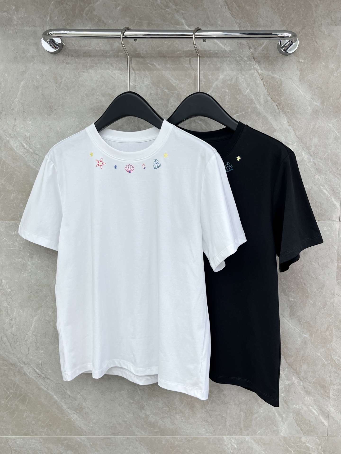 🛒𝐍𝐄𝐖 · 𝟐𝟎𝟐6/爆款现货原单品质 小众｜2026新品贝壳刺绣𝑇𝑒𝑒定制YB材质 透气舒适 质感十