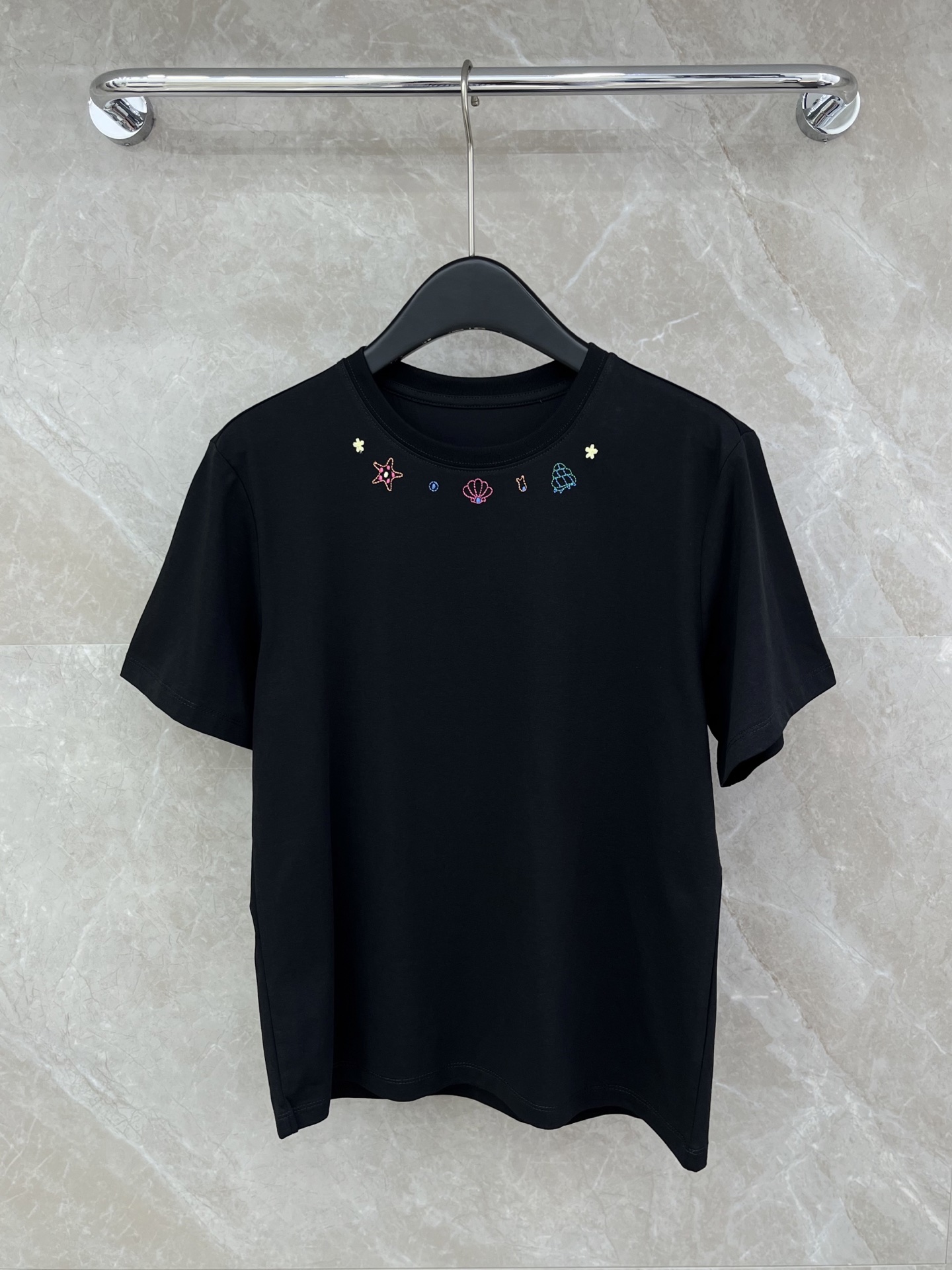 🛒𝐍𝐄𝐖 · 𝟐𝟎𝟐6/爆款现货原单品质 小众｜2026新品贝壳刺绣𝑇𝑒𝑒定制YB材质 透气舒适 质感十