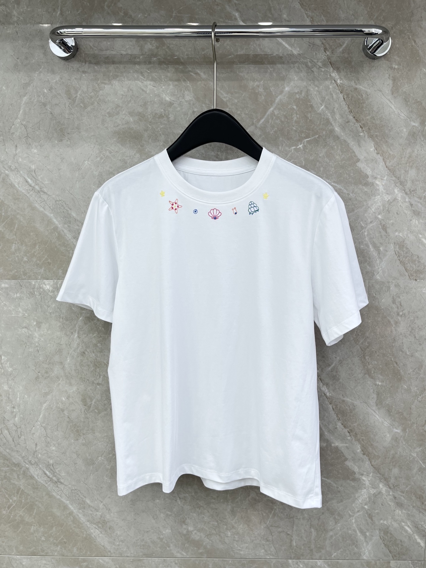 🛒𝐍𝐄𝐖 · 𝟐𝟎𝟐6/爆款现货原单品质 小众｜2026新品贝壳刺绣𝑇𝑒𝑒定制YB材质 透气舒适 质感十