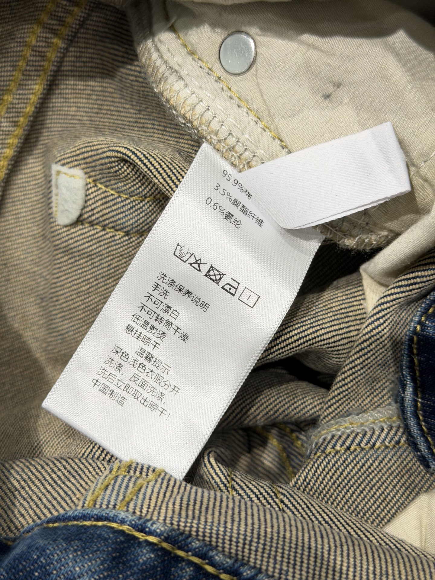 🛒𝐍𝐄𝐖 · 𝟐𝟎𝟐6/爆款现货设计师  原创｜小微喇刺绣牛仔裤采用高端定制面料，牛仔穿起来非常舒适，常