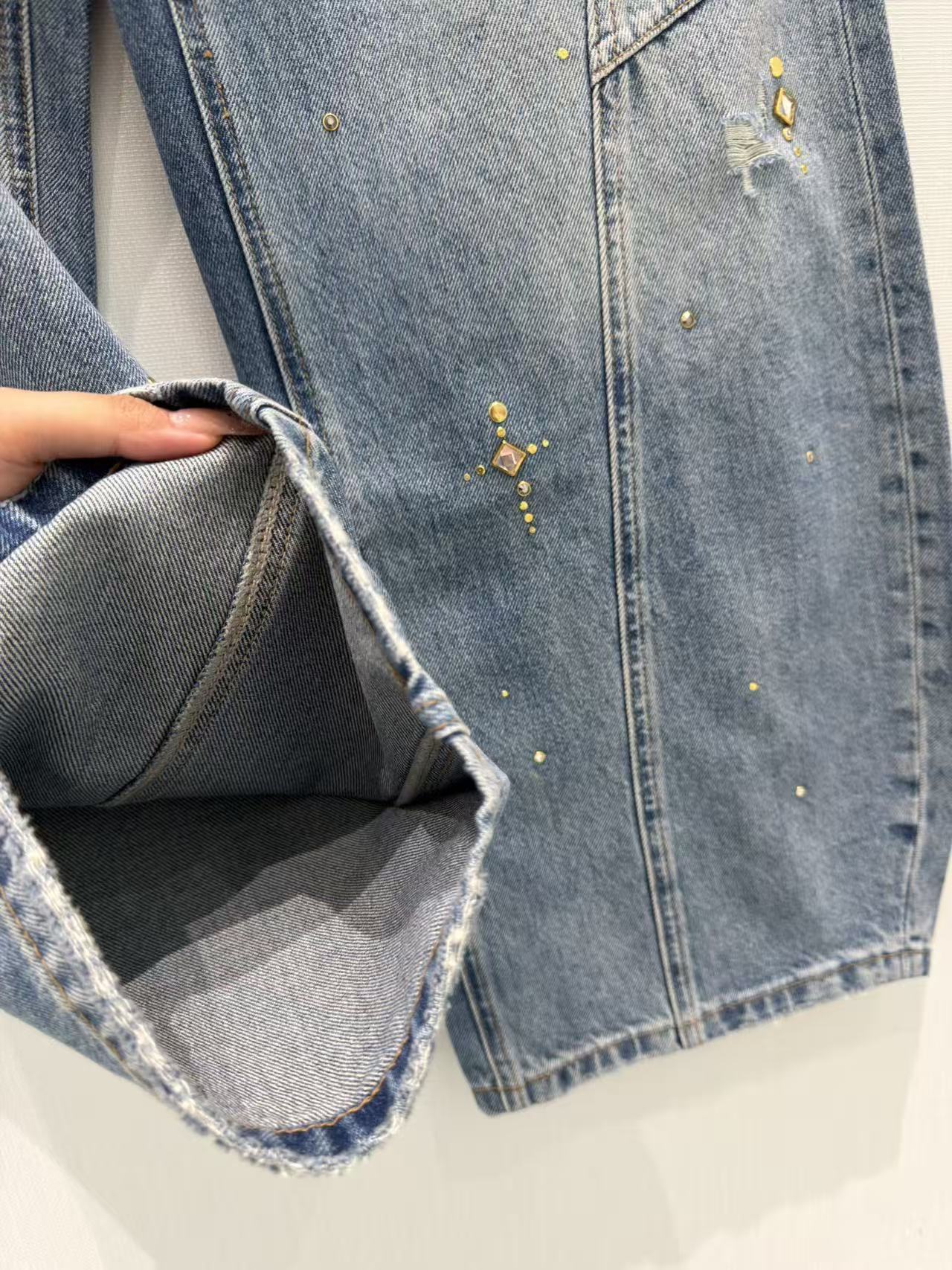 🛒𝐍𝐄𝐖 · 𝟐𝟎𝟐6/爆款现货设计师 原创｜重工铆钉镰刀牛仔裤采用高端定制面料，牛仔穿起来非常舒适，常