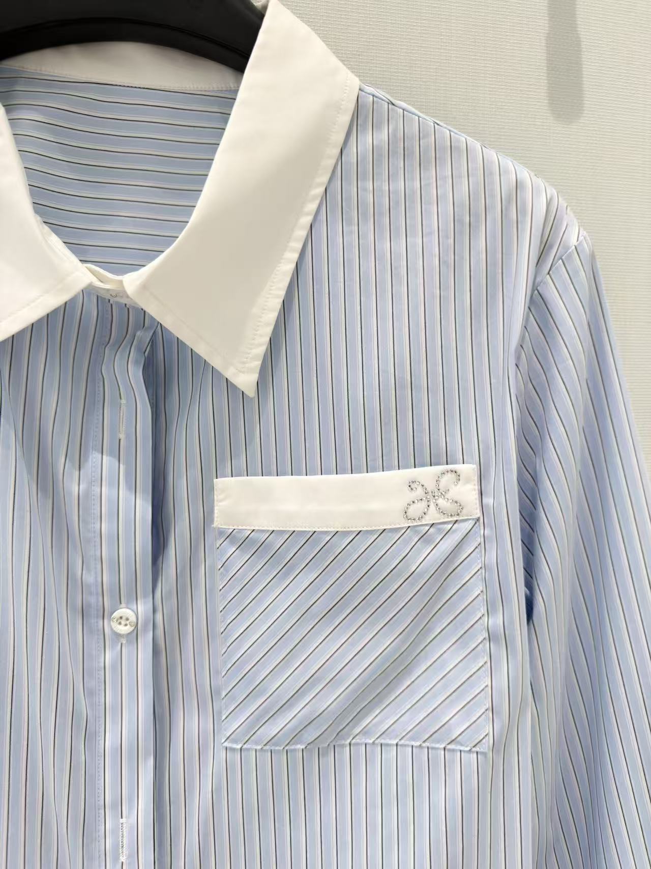 🛒𝐍𝐄𝐖 · 𝟐𝟎𝟐6/爆款现货【早春新款】小众｜2026条纹烫钻衬衫定制YB材质 舒适好穿 挺括有型 