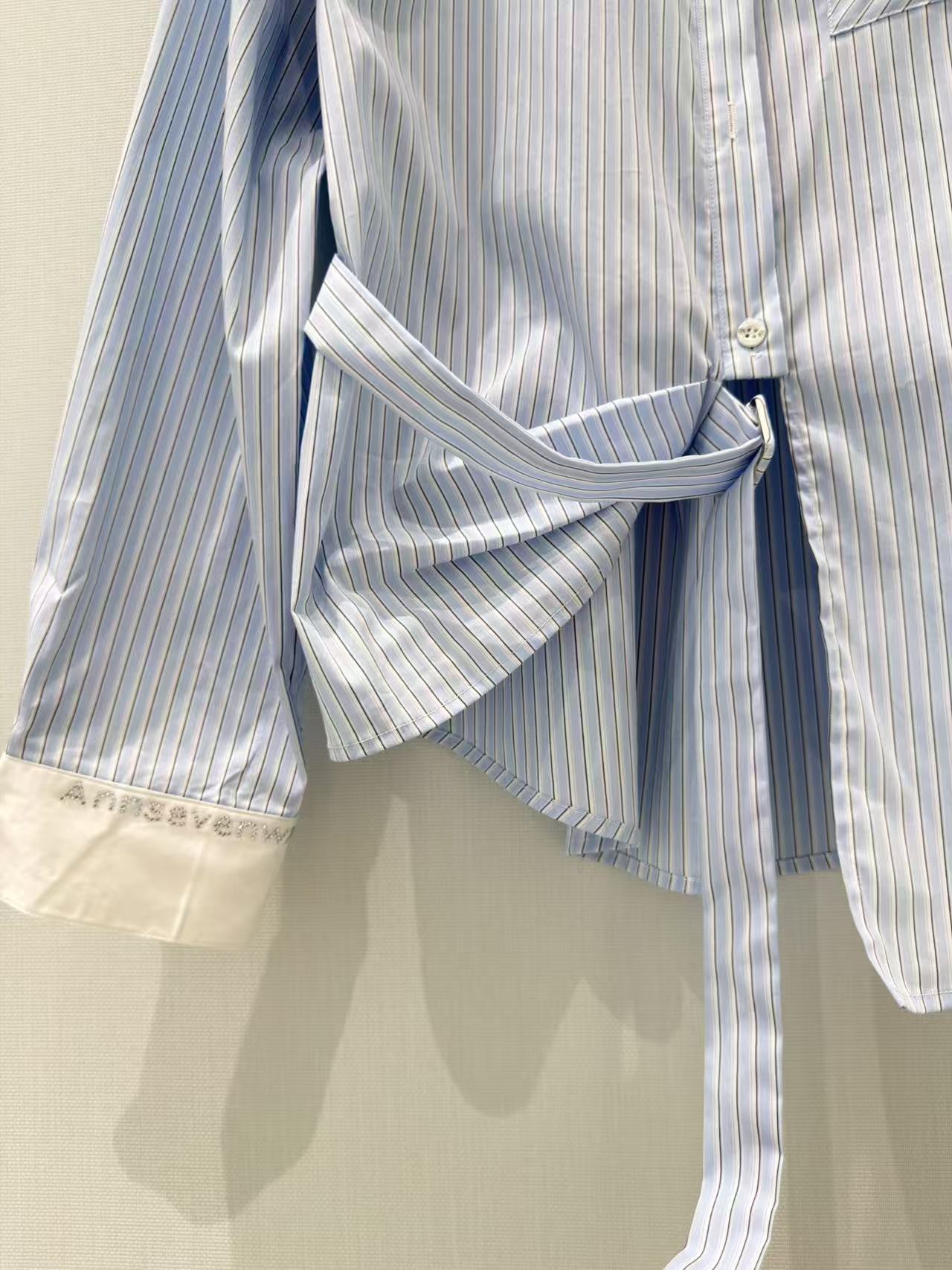 🛒𝐍𝐄𝐖 · 𝟐𝟎𝟐6/爆款现货【早春新款】小众｜2026条纹烫钻衬衫定制YB材质 舒适好穿 挺括有型 