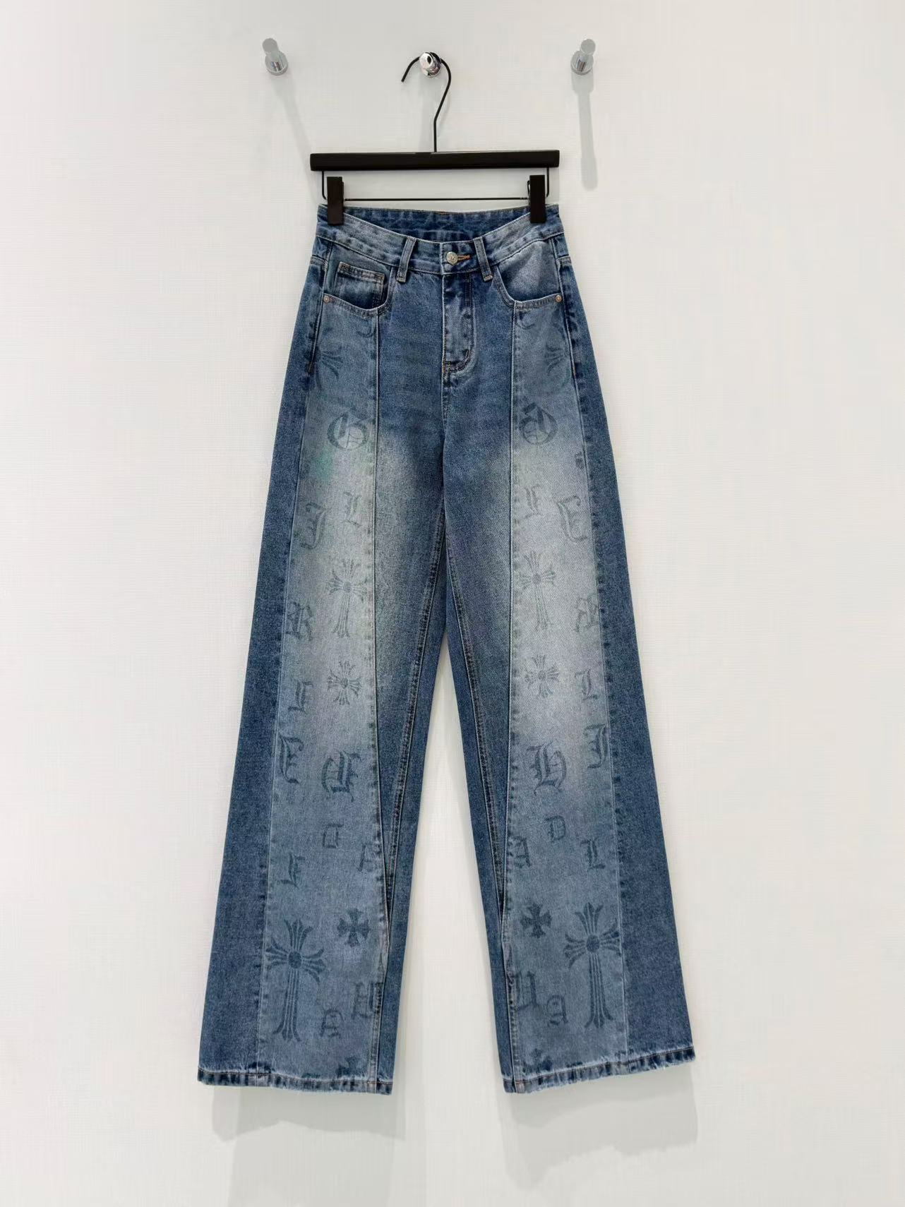 NO:786314,· 6/Hot items in stock Original Kroxing｜Classic Sanskrit printed straight-leg spliced jeans. Made of high-end customized fabrics. Denim is very comfortable to wear. Conventional design, good tolerance. Contrast color printing decoration adds visual charm, and the texture of the pants will be very delicate. It is a very good fabric. Denim has good hygroscopicity and breathability. The cloth has a soft luster and a very smooth feel. It has become everyone's favorite choice. Blue S M L XL /, Kroxin-clothing, chrome  hearts,jeans,19860909· 6/爆款现货 原创克罗星｜经典梵文印花直筒拼接牛仔裤 采用高端定制面料,牛仔穿起来非常舒适,常规设计,包容性好,撞色印花装饰 增添视觉魅力,而且裤子的纹路会非常细腻,是非常好的面料 牛仔具有良好的吸湿性和透气性,布面光泽柔和,手感也非常细滑,成为众人最爱的选择 蓝色 S M L XL /,克罗心-服装,chrome hearts,jeans,,Women's clothing